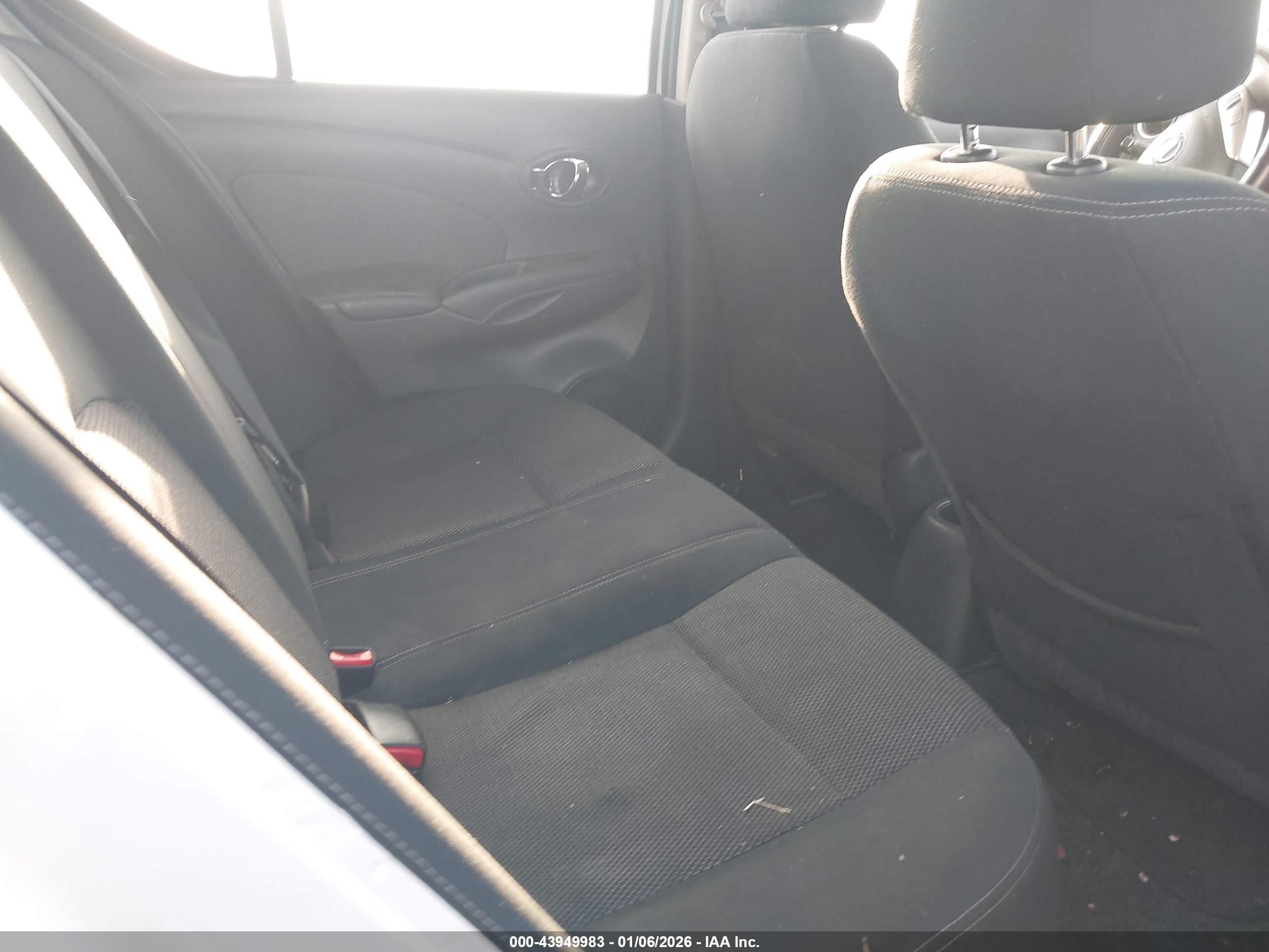 NISSAN VERSA image 8
