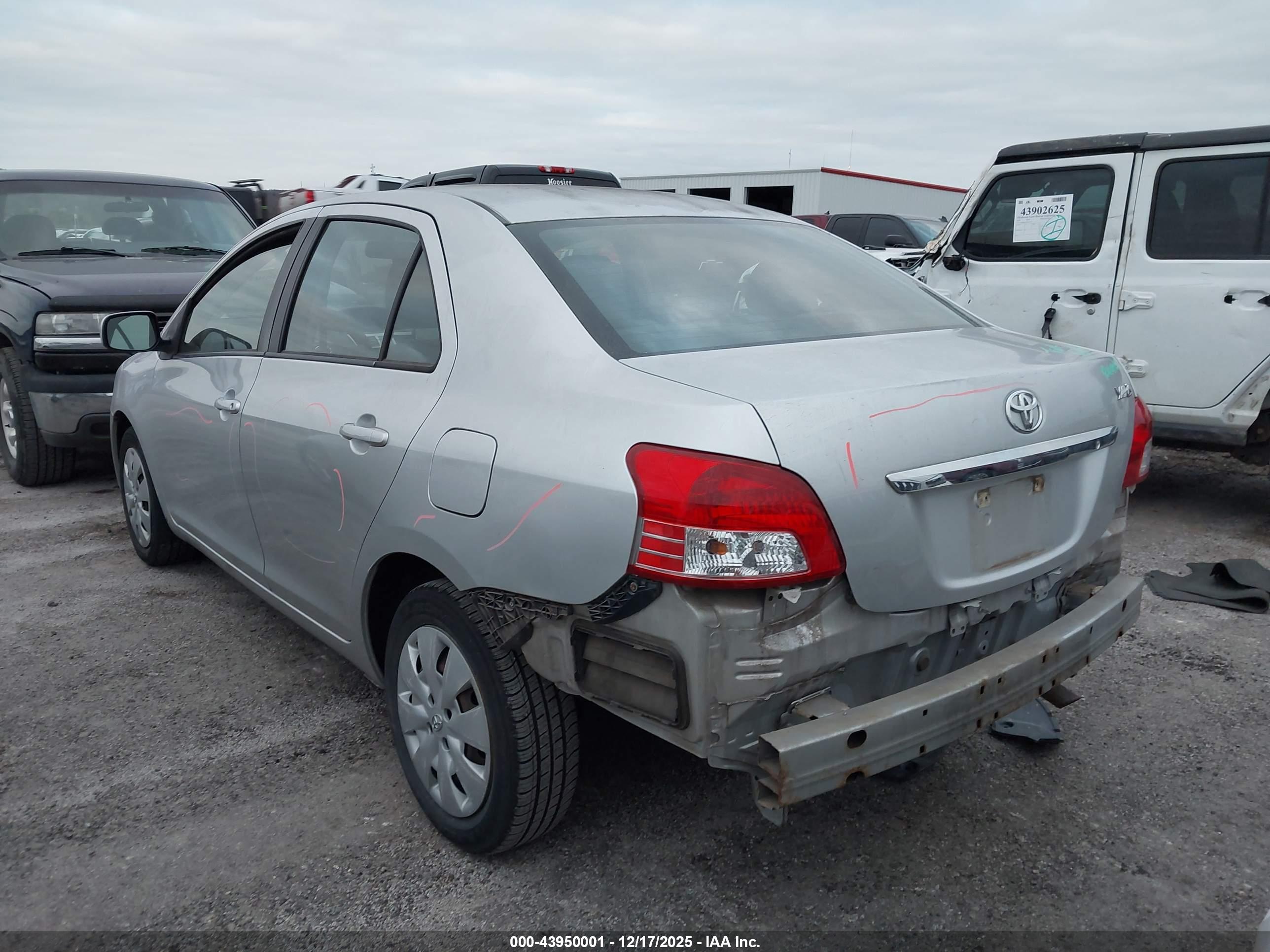 TOYOTA YARIS image 3