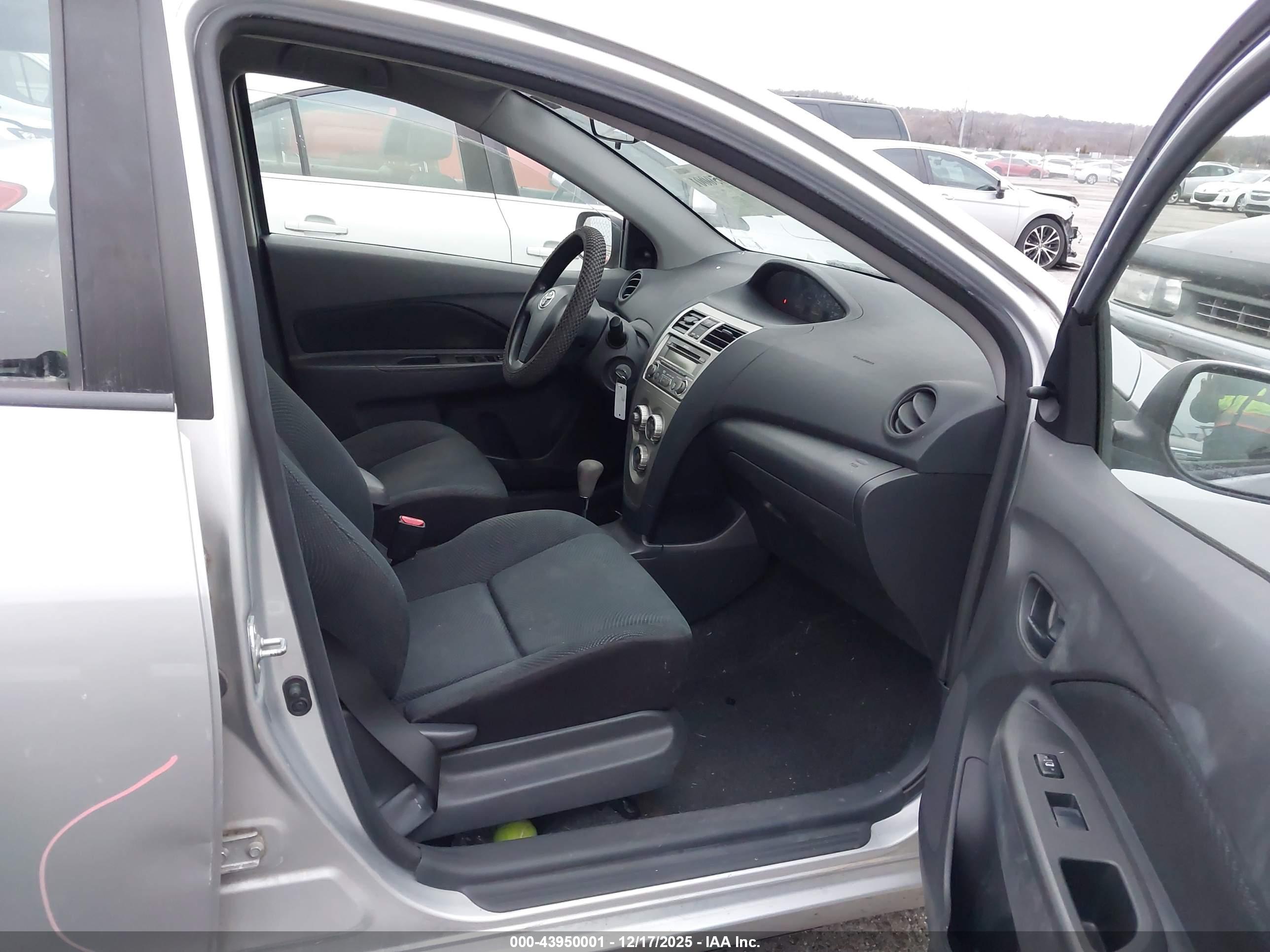 TOYOTA YARIS image 5