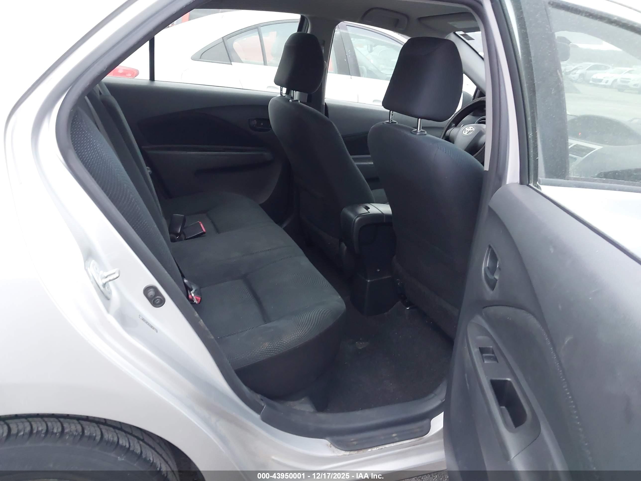 TOYOTA YARIS image 8
