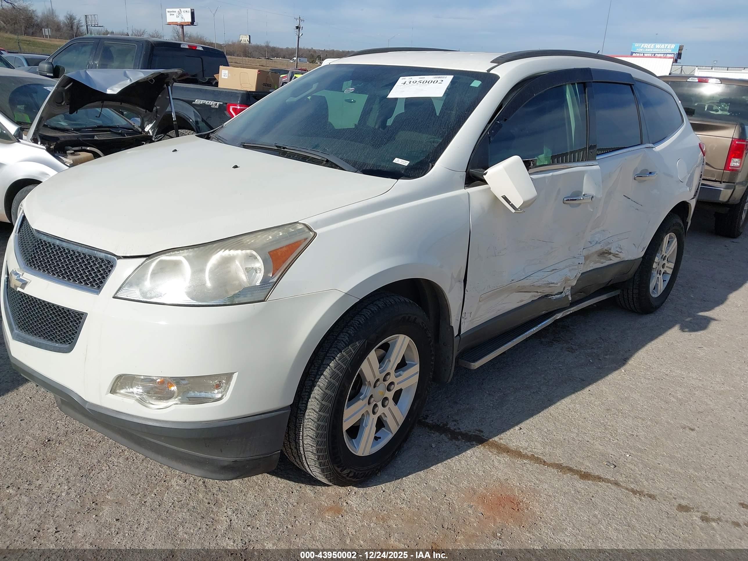 CHEVROLET TRAVERSE image 2