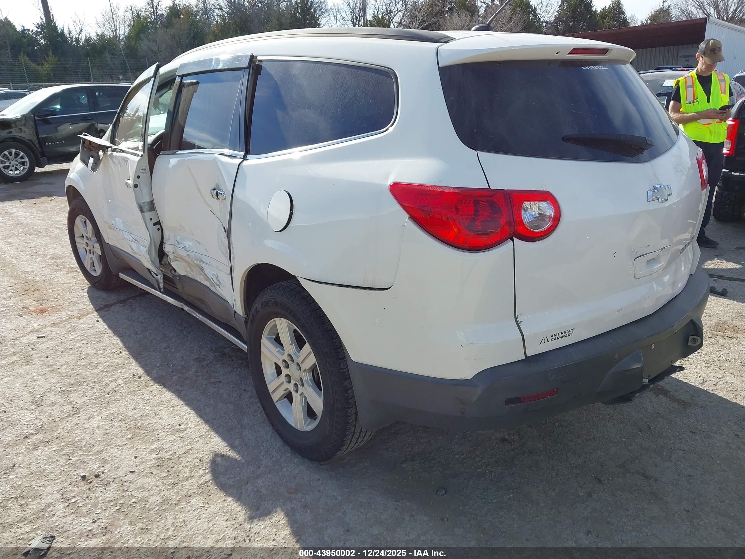 CHEVROLET TRAVERSE image 3