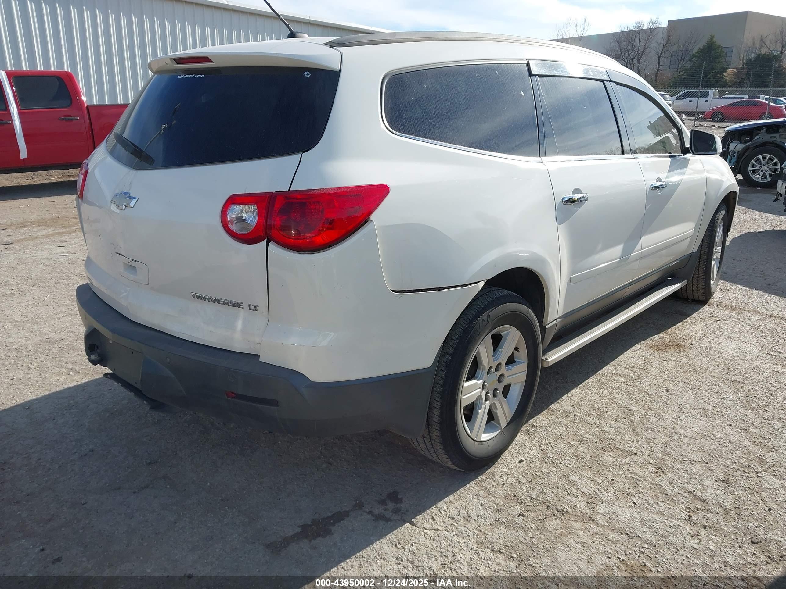 CHEVROLET TRAVERSE image 4