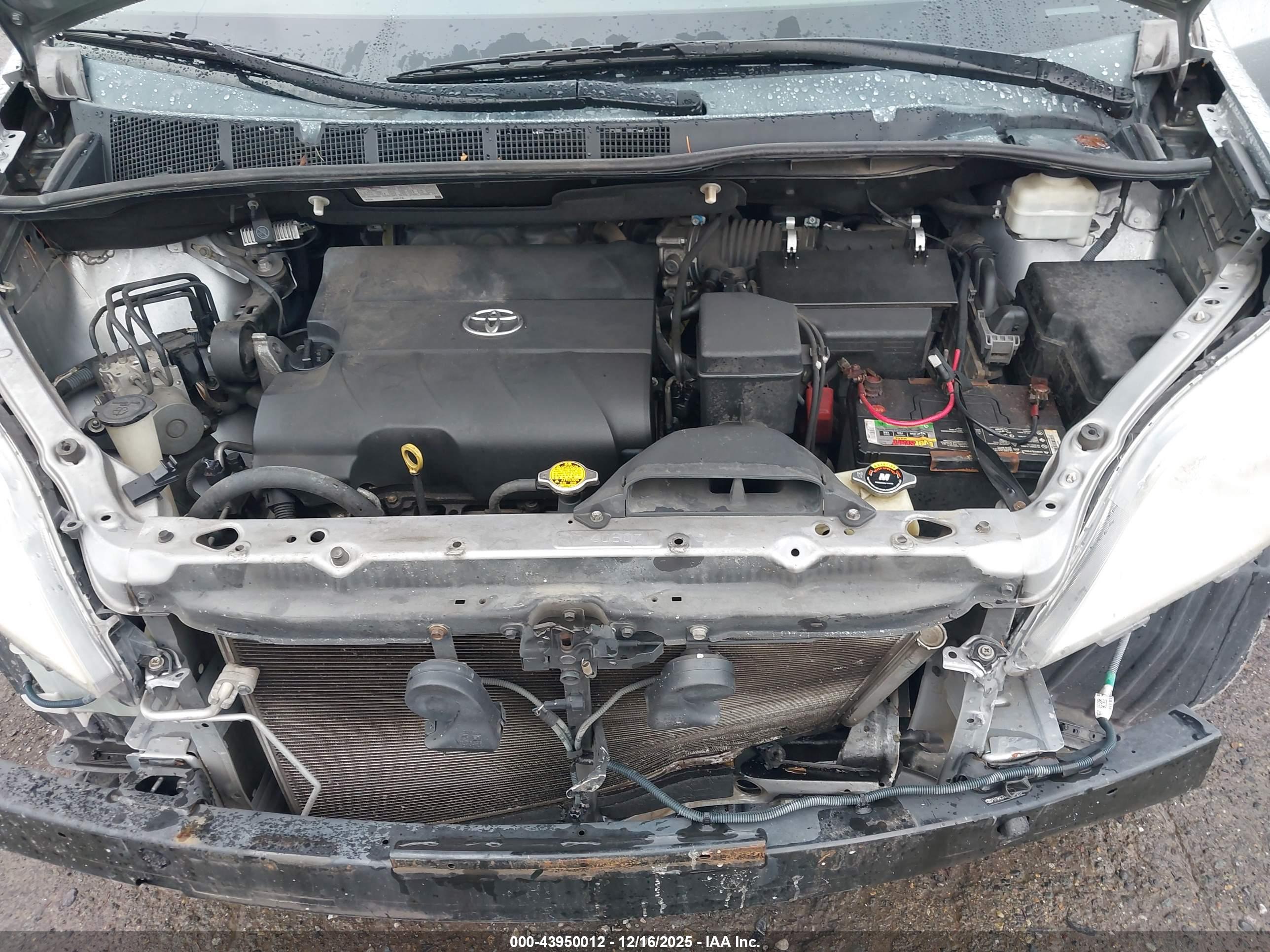 TOYOTA SIENNA image 10