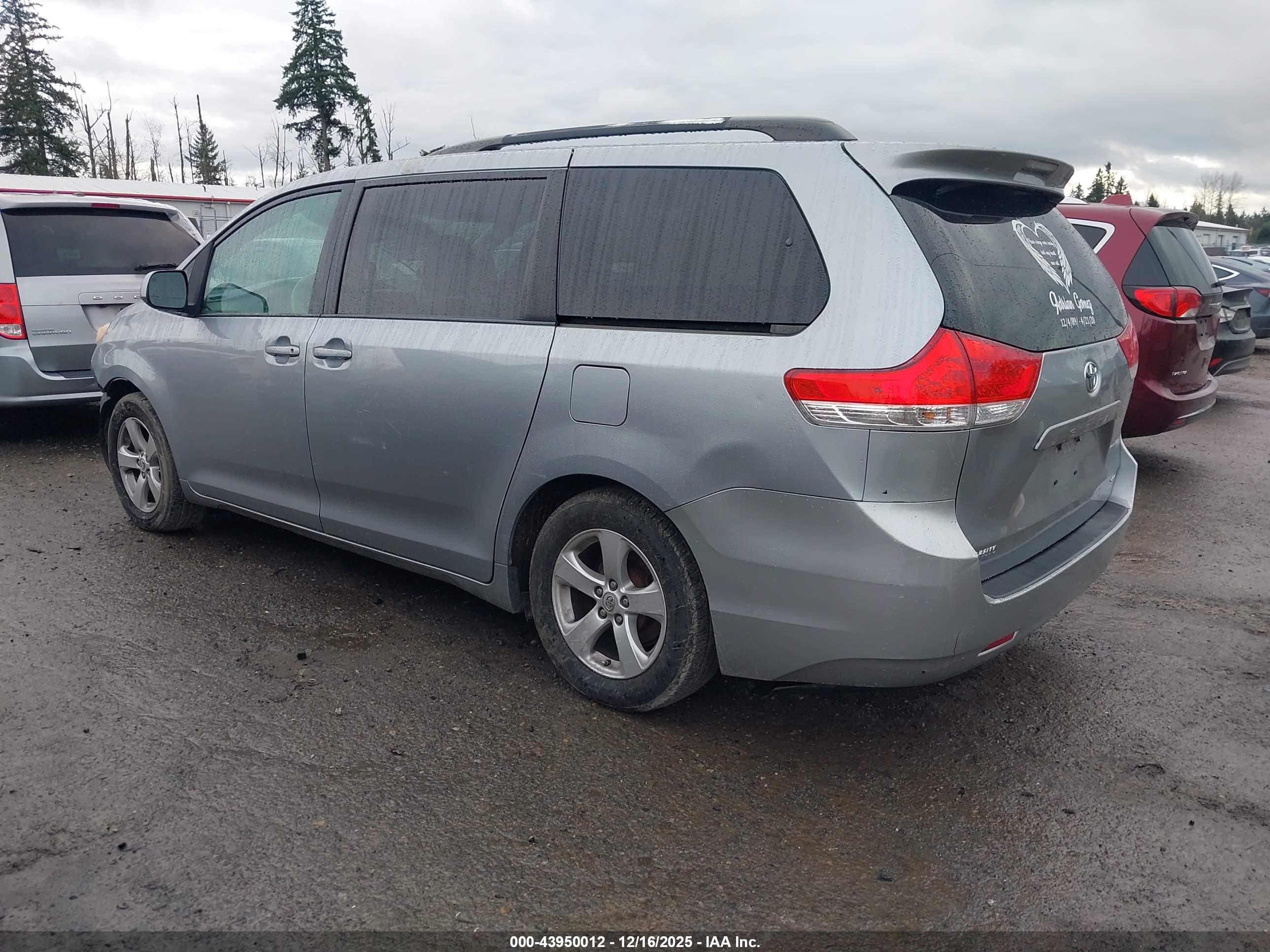 TOYOTA SIENNA image 3