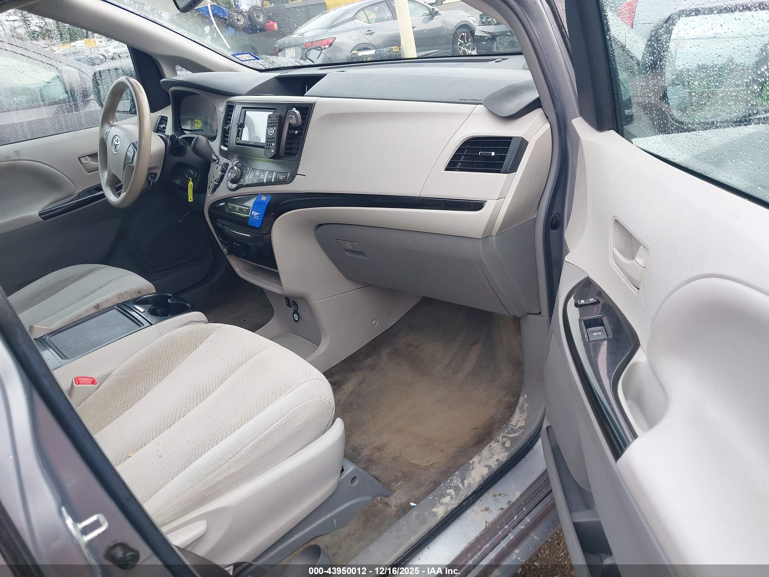 TOYOTA SIENNA image 5