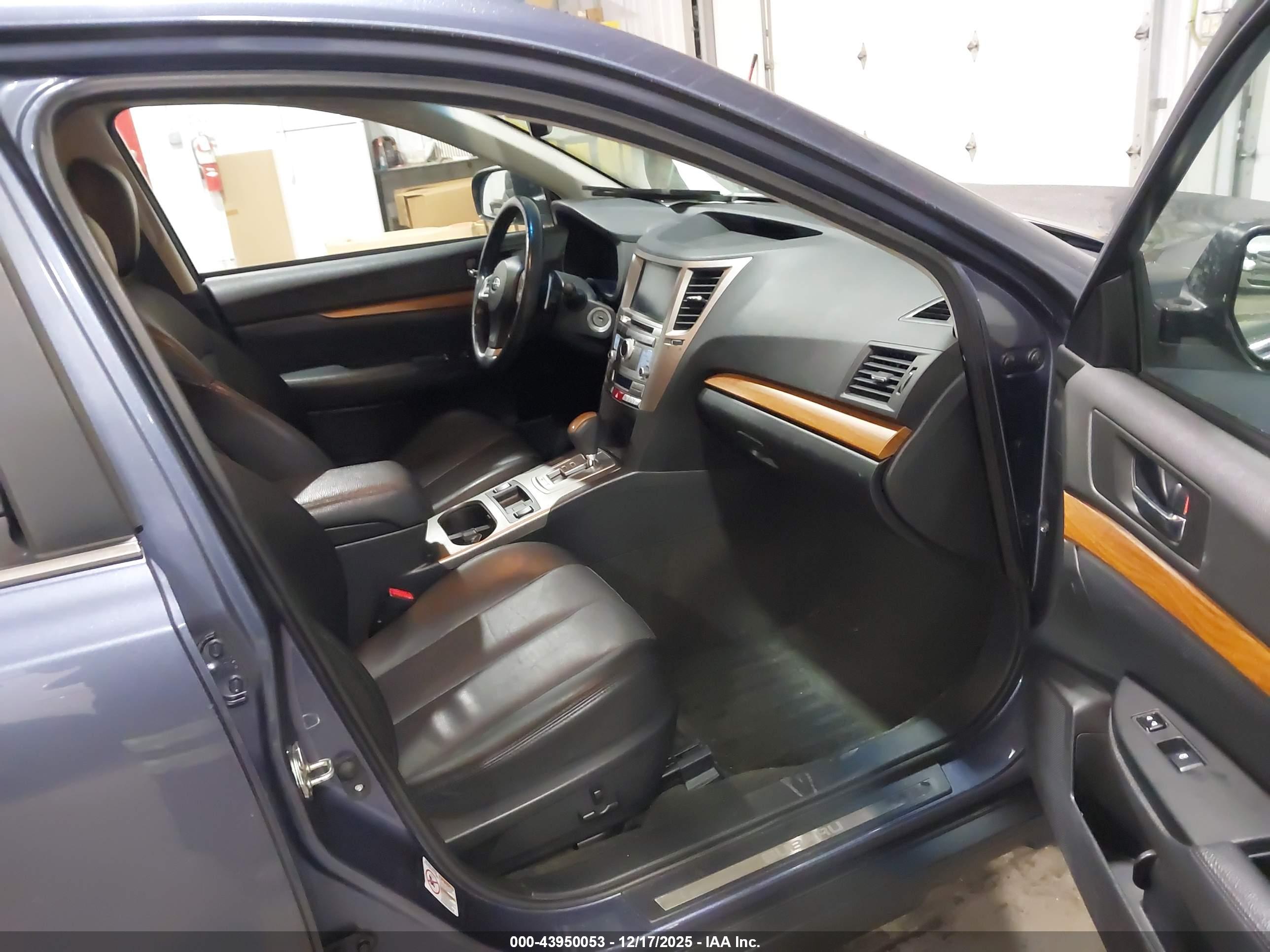 SUBARU OUTBACK image 5
