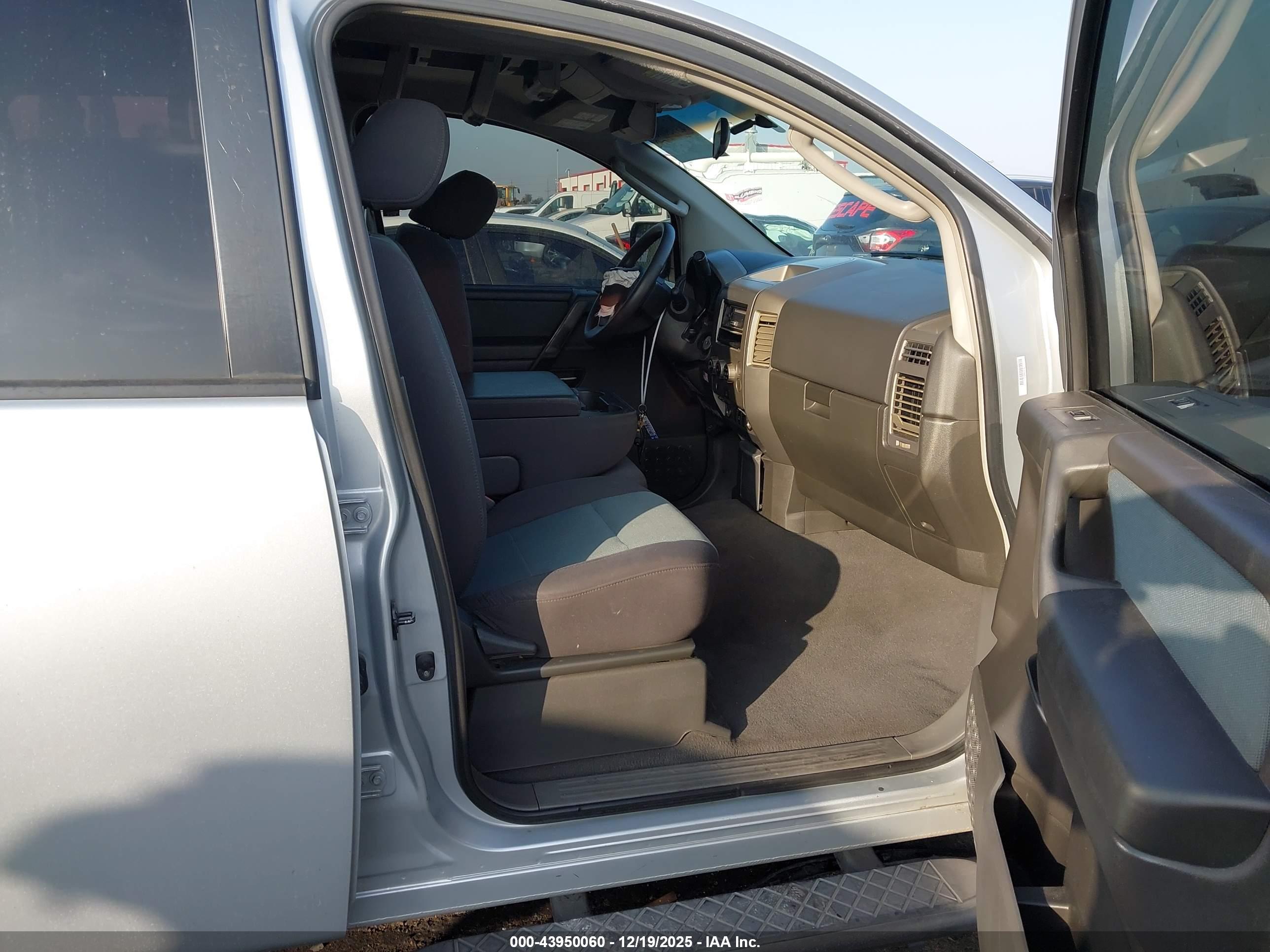 NISSAN TITAN image 5