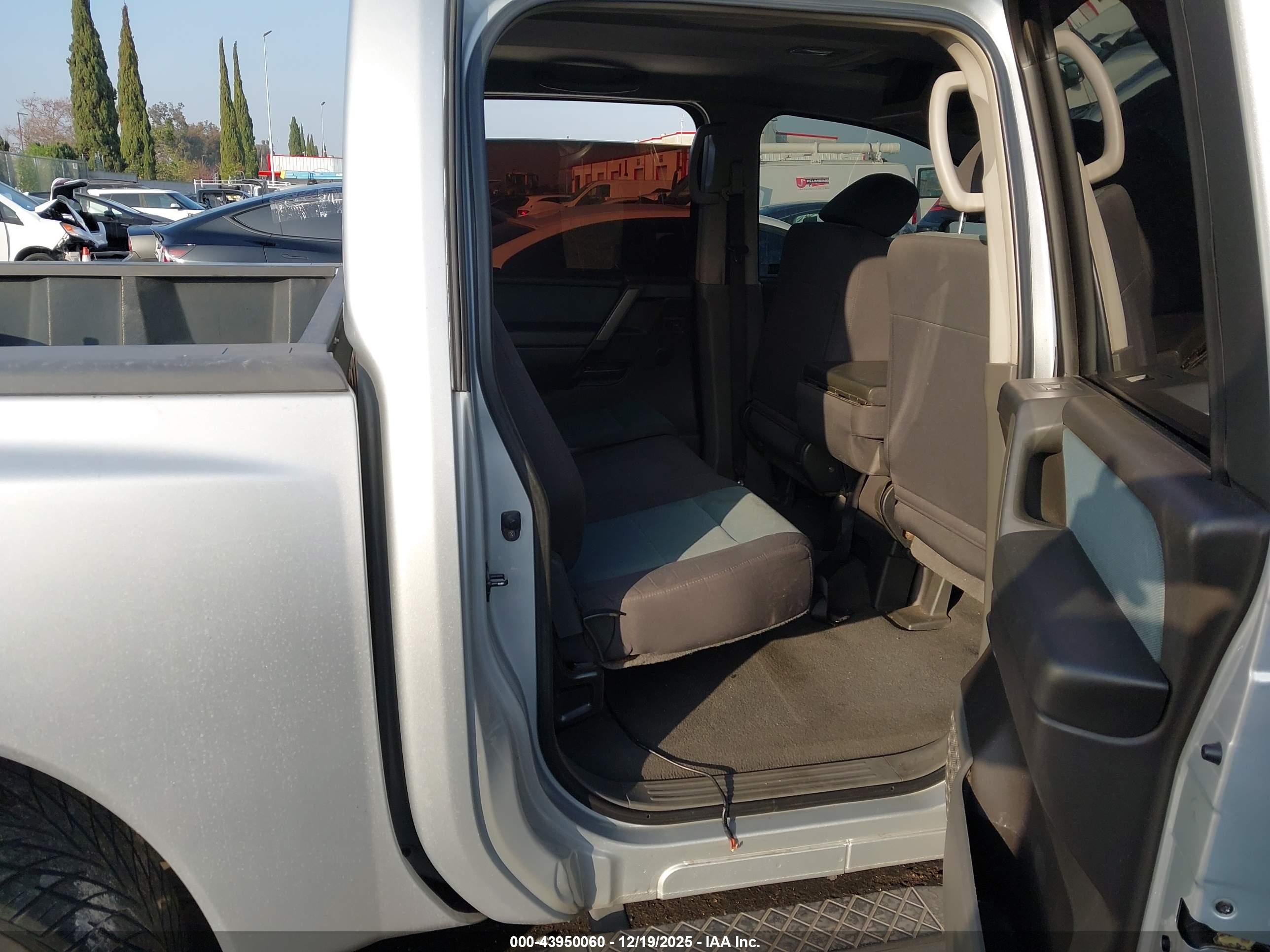 NISSAN TITAN image 8