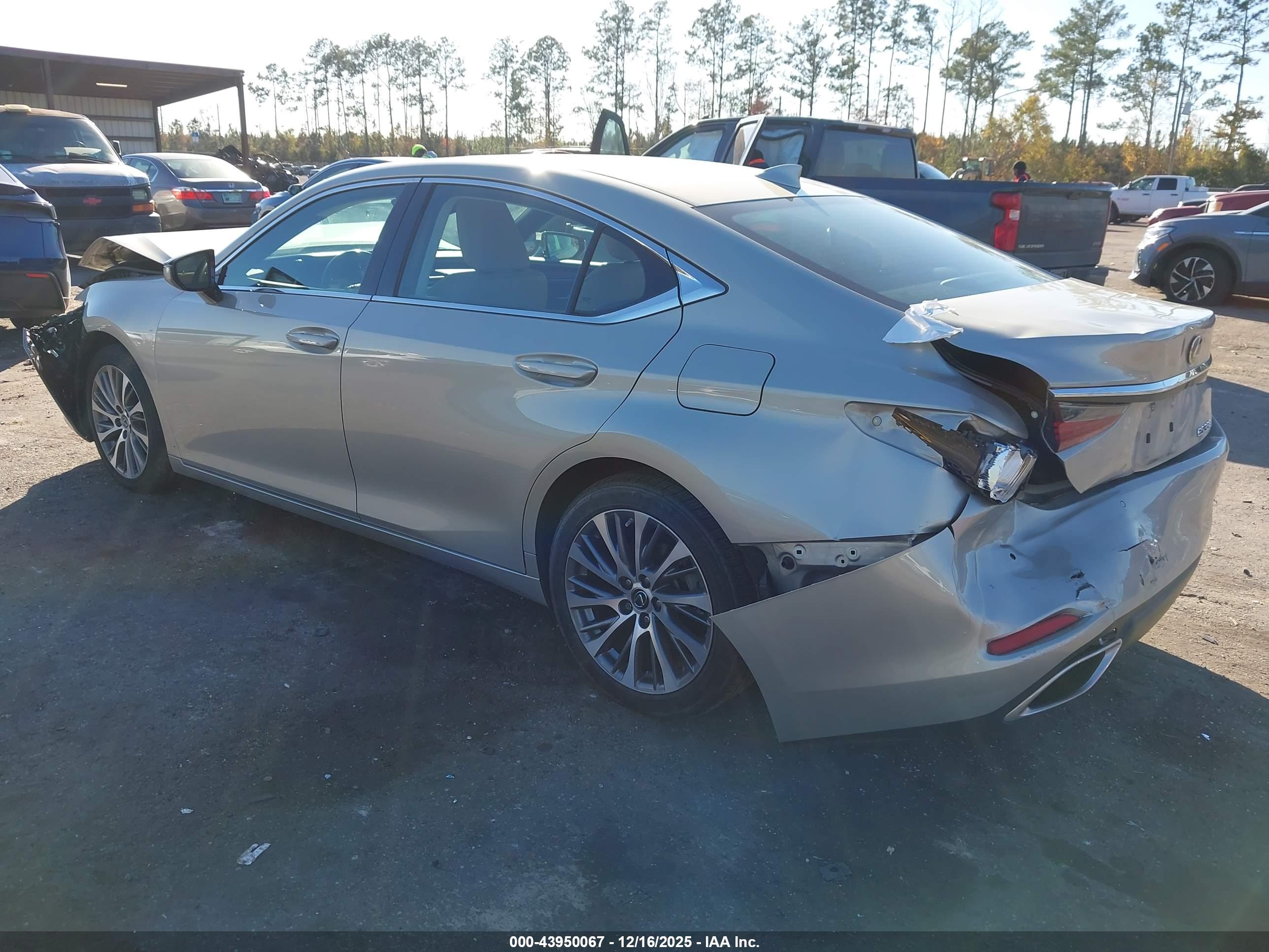LEXUS ES image 3