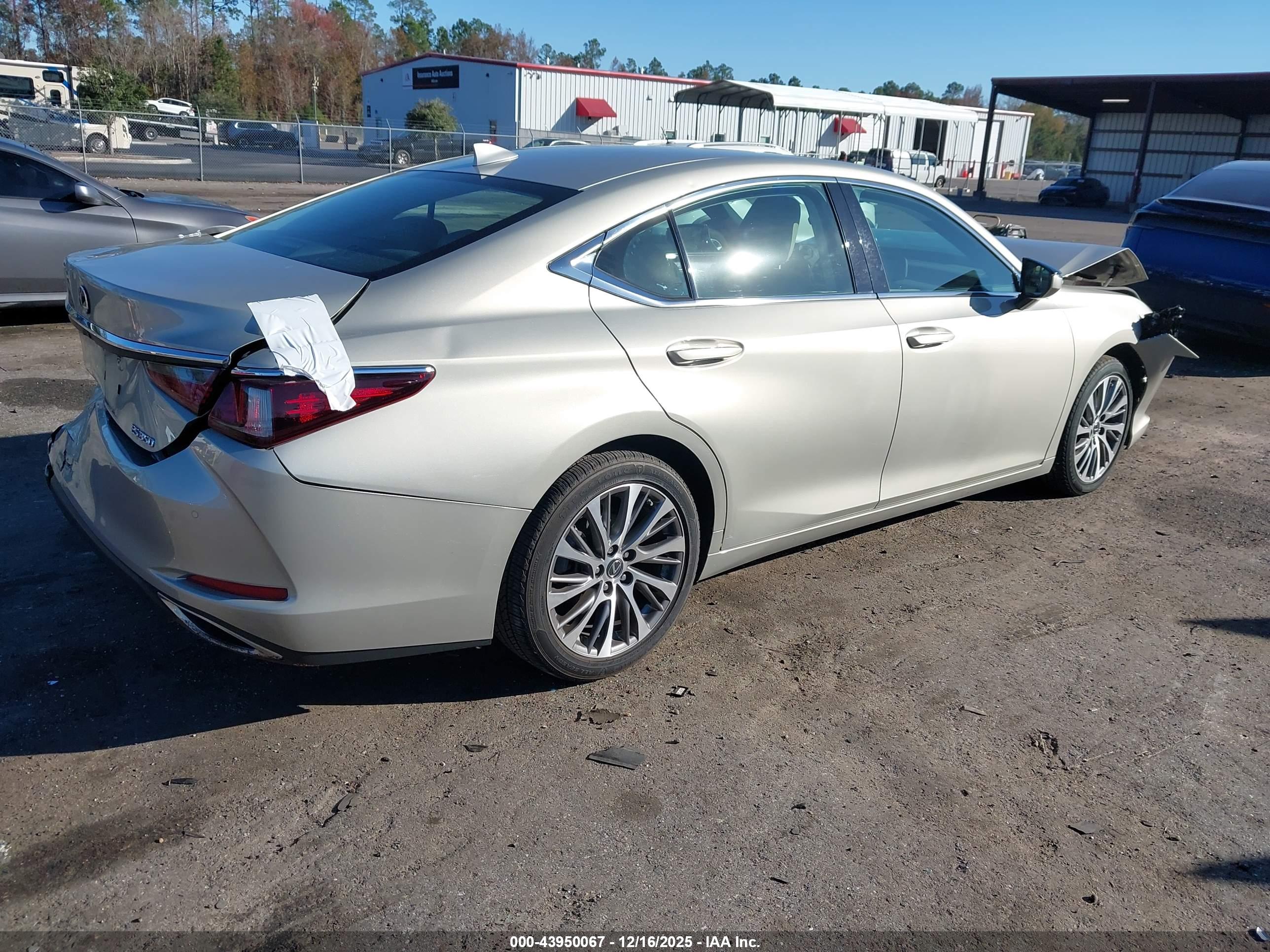 LEXUS ES image 4
