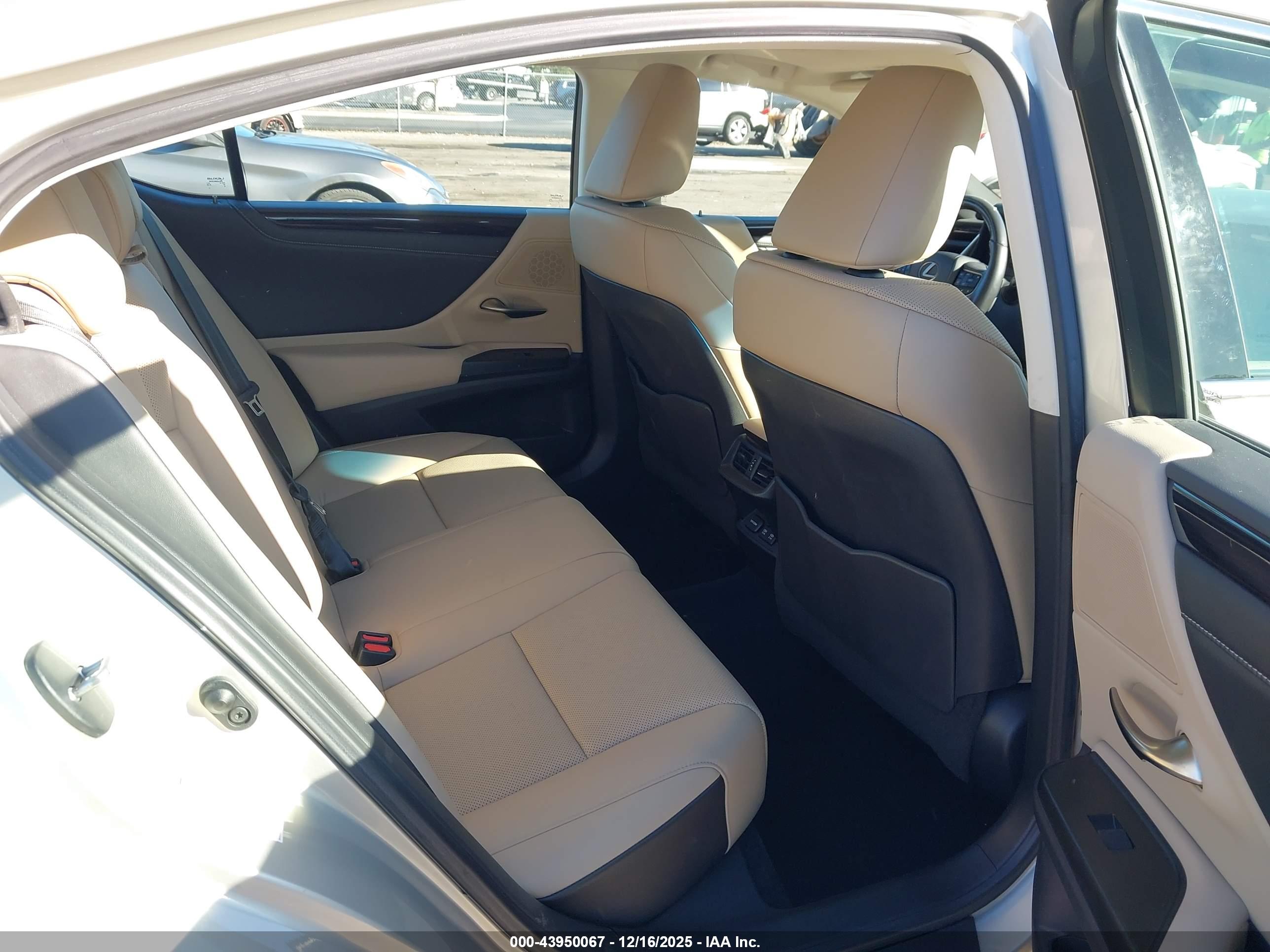 LEXUS ES image 8