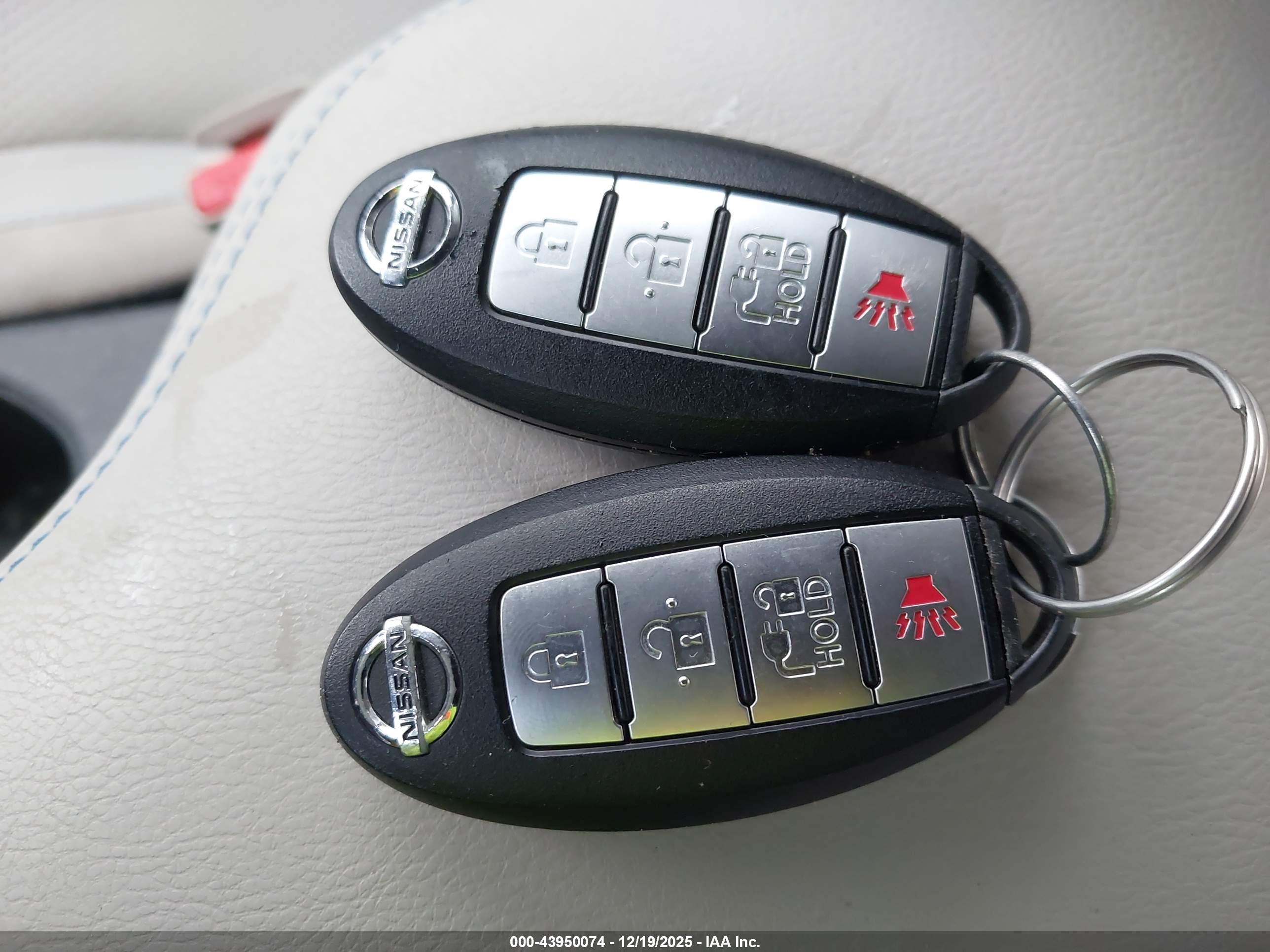 NISSAN LEAF image 11