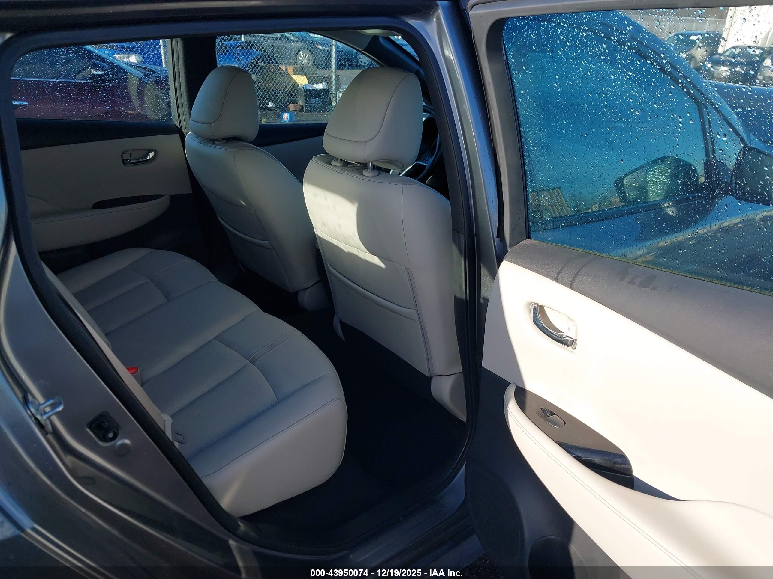 NISSAN LEAF image 8