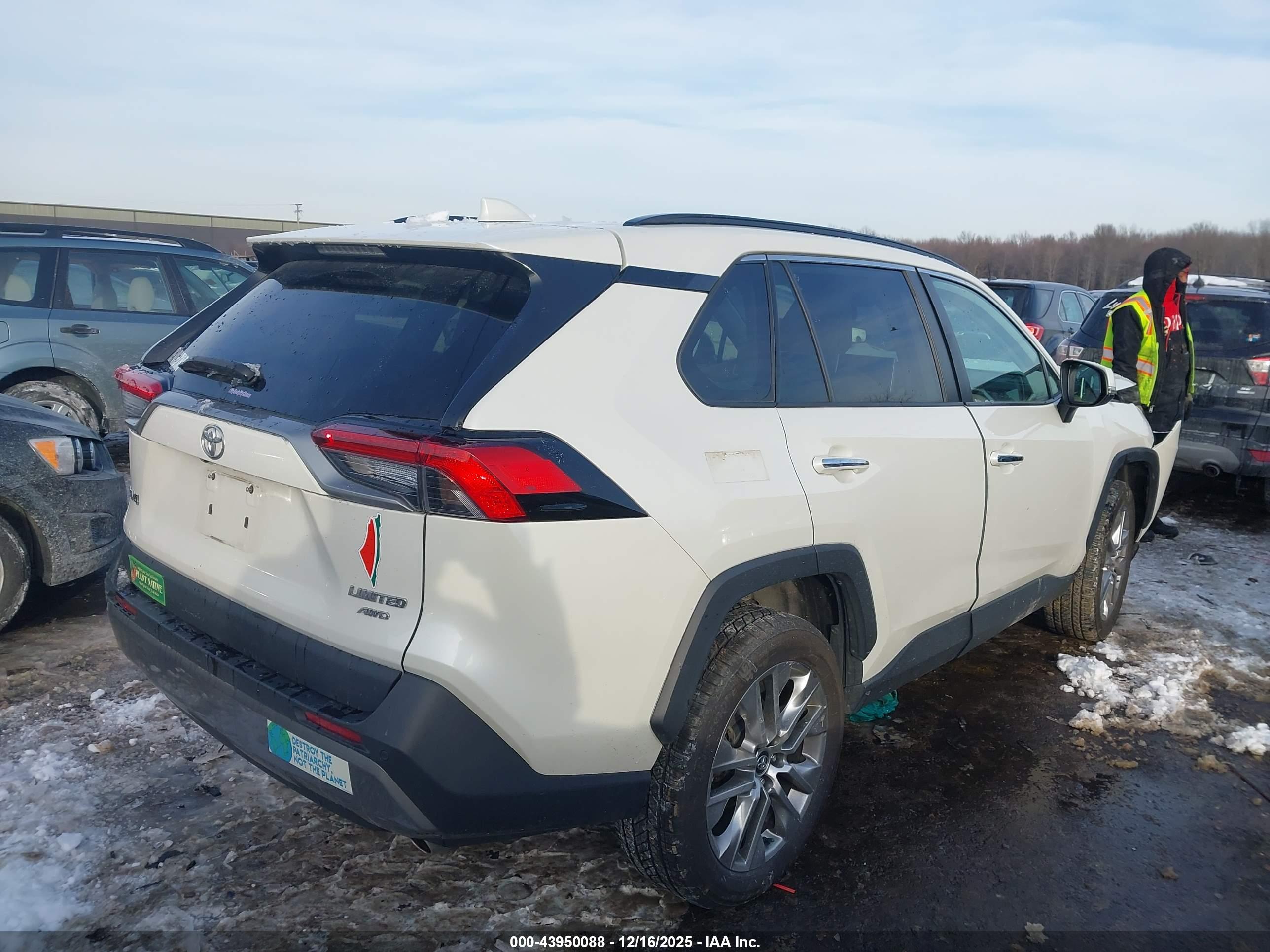 TOYOTA RAV4 image 4