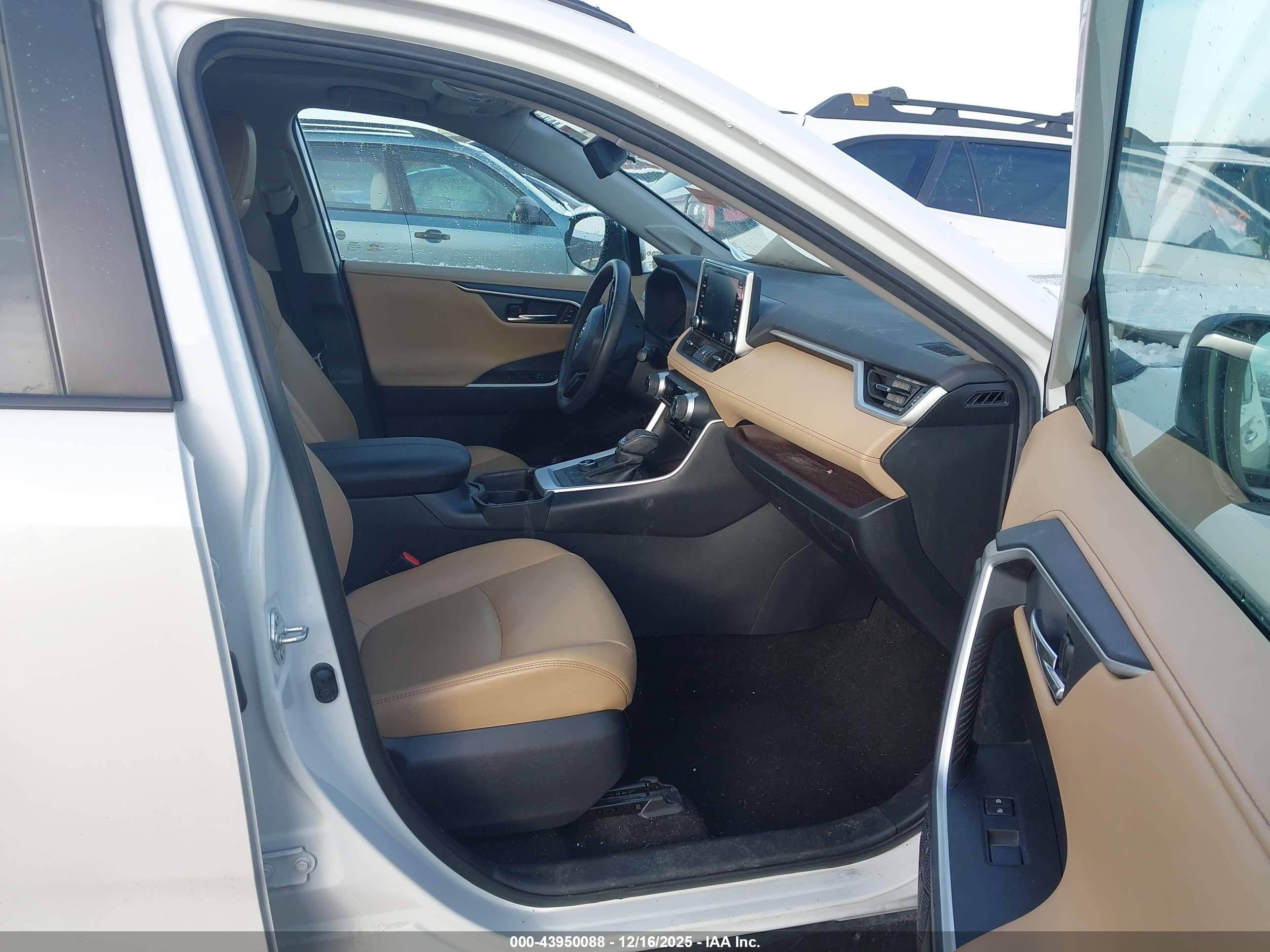 TOYOTA RAV4 image 5