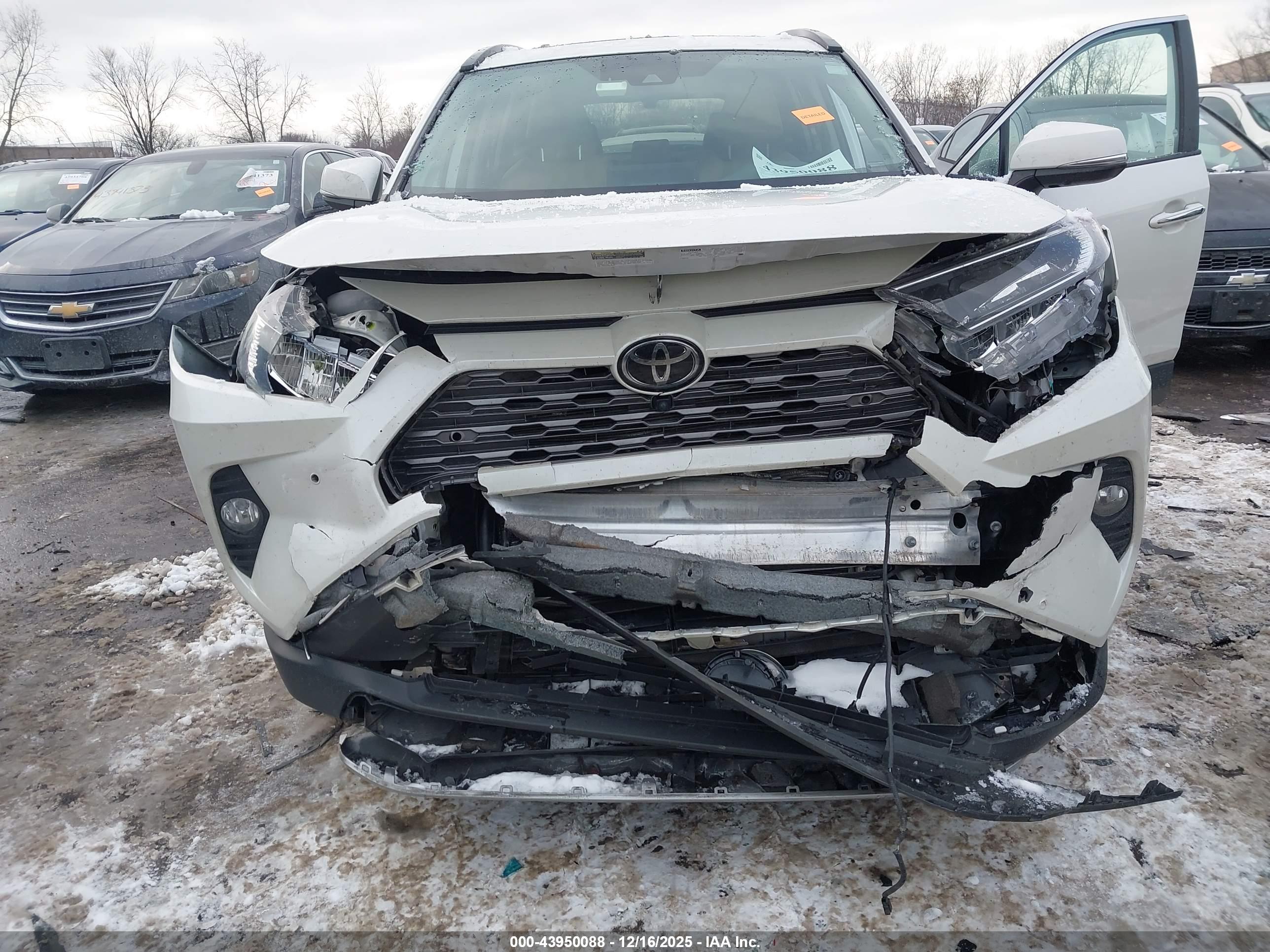 TOYOTA RAV4 image 6