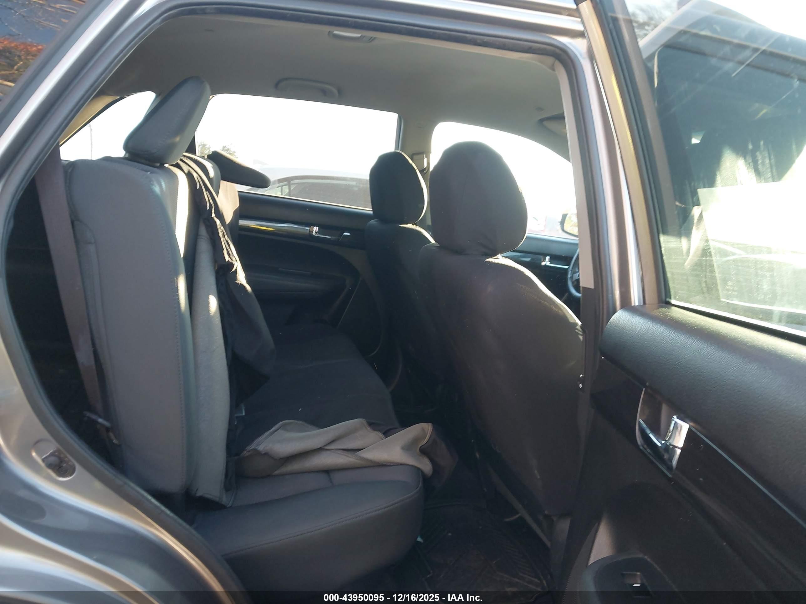 KIA SORENTO image 8