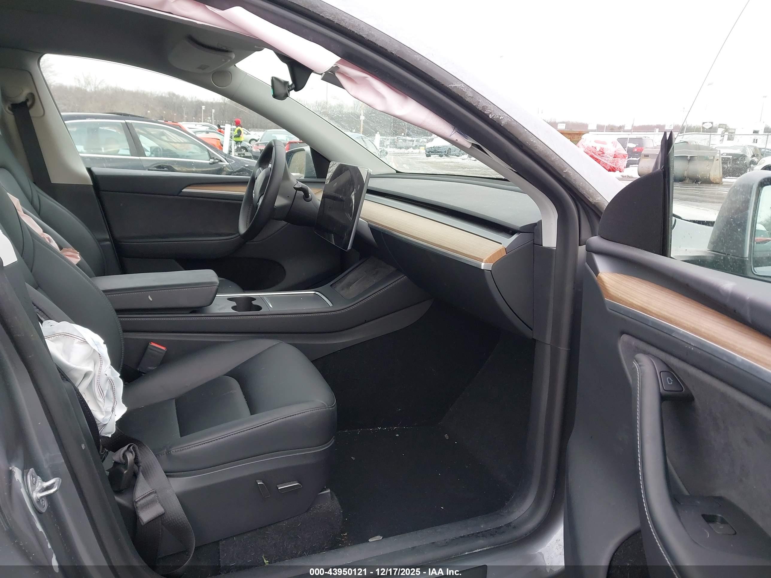 TESLA MODEL image 5
