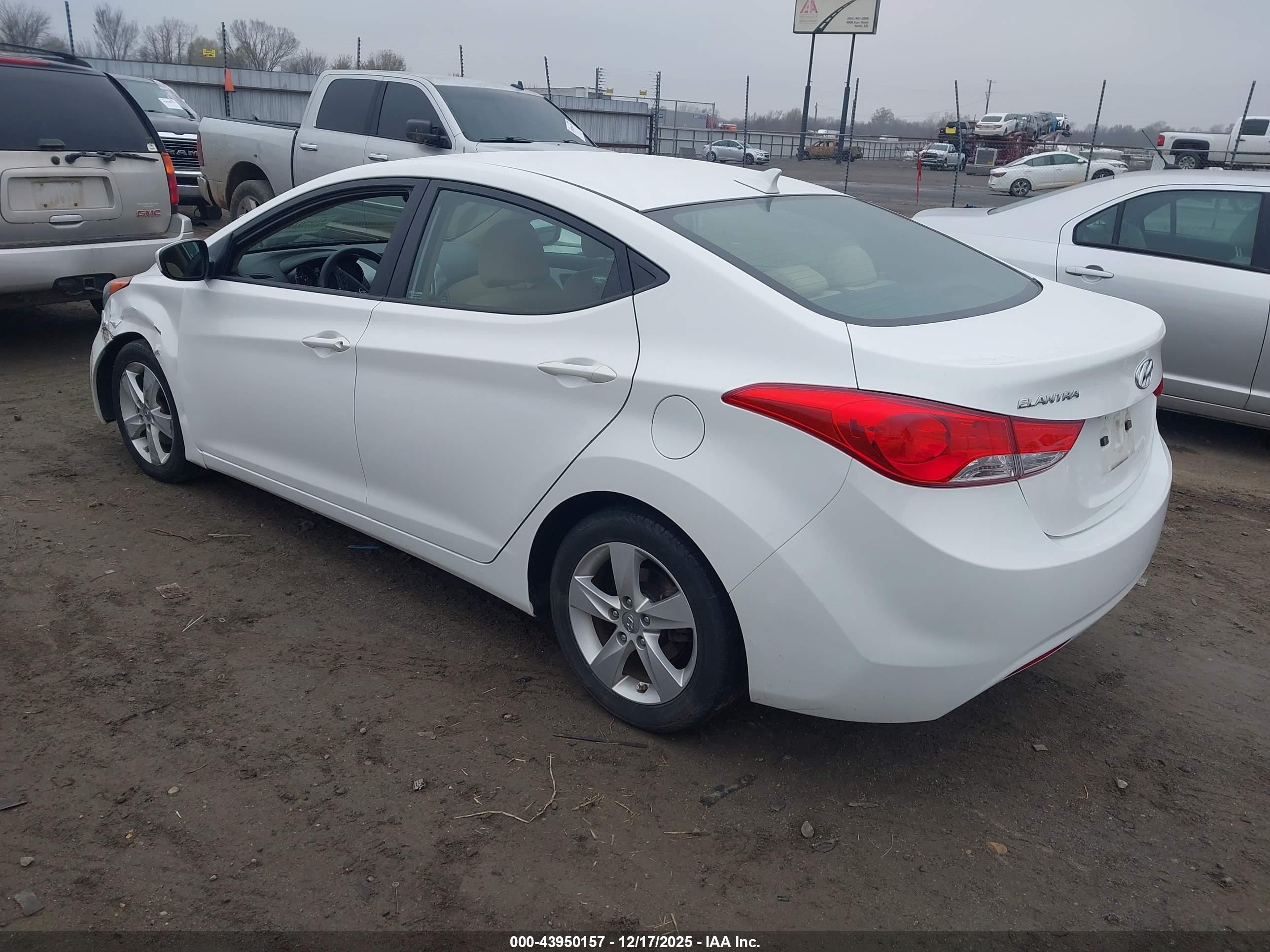 HYUNDAI ELANTRA image 3