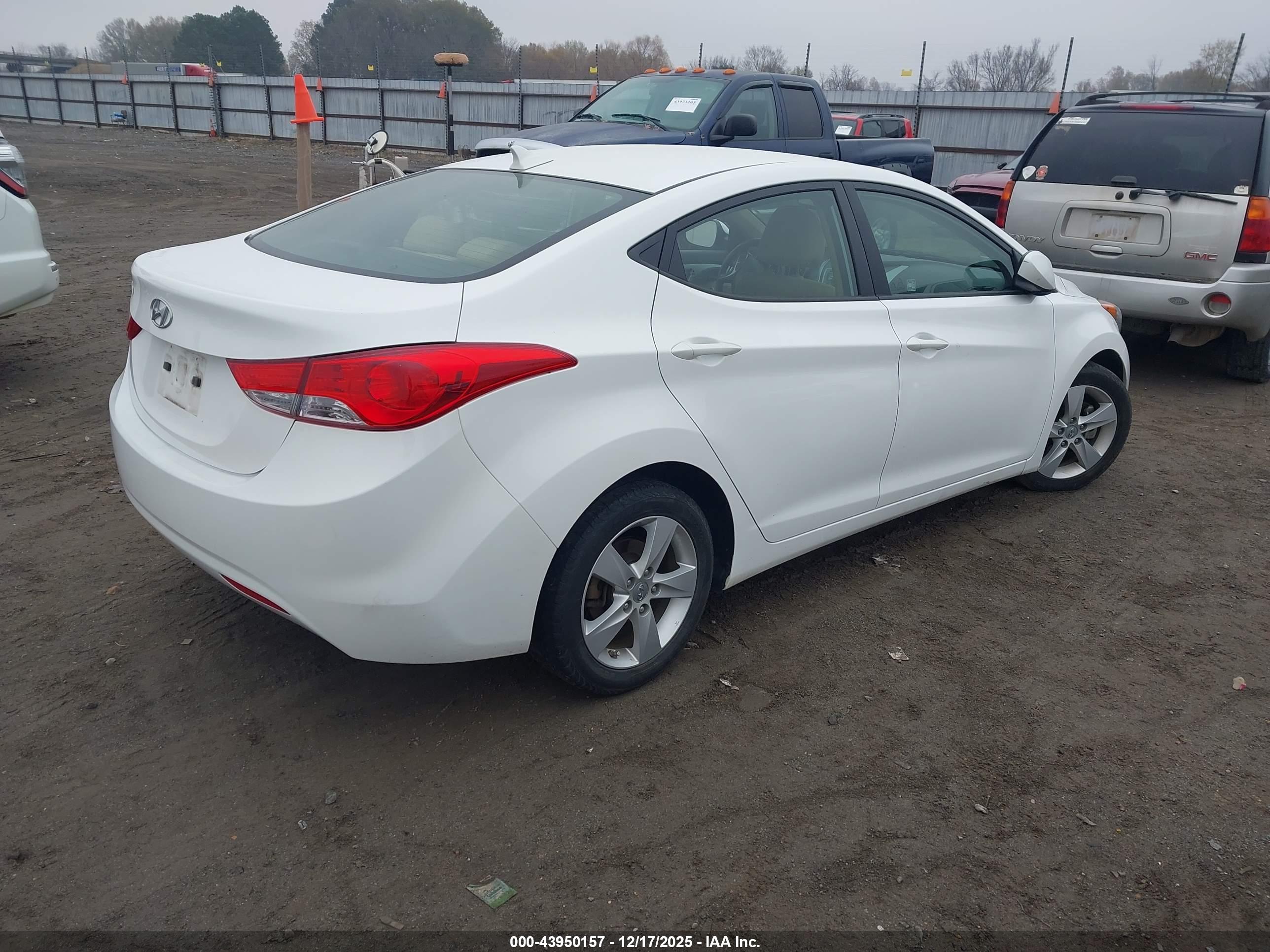 HYUNDAI ELANTRA image 4