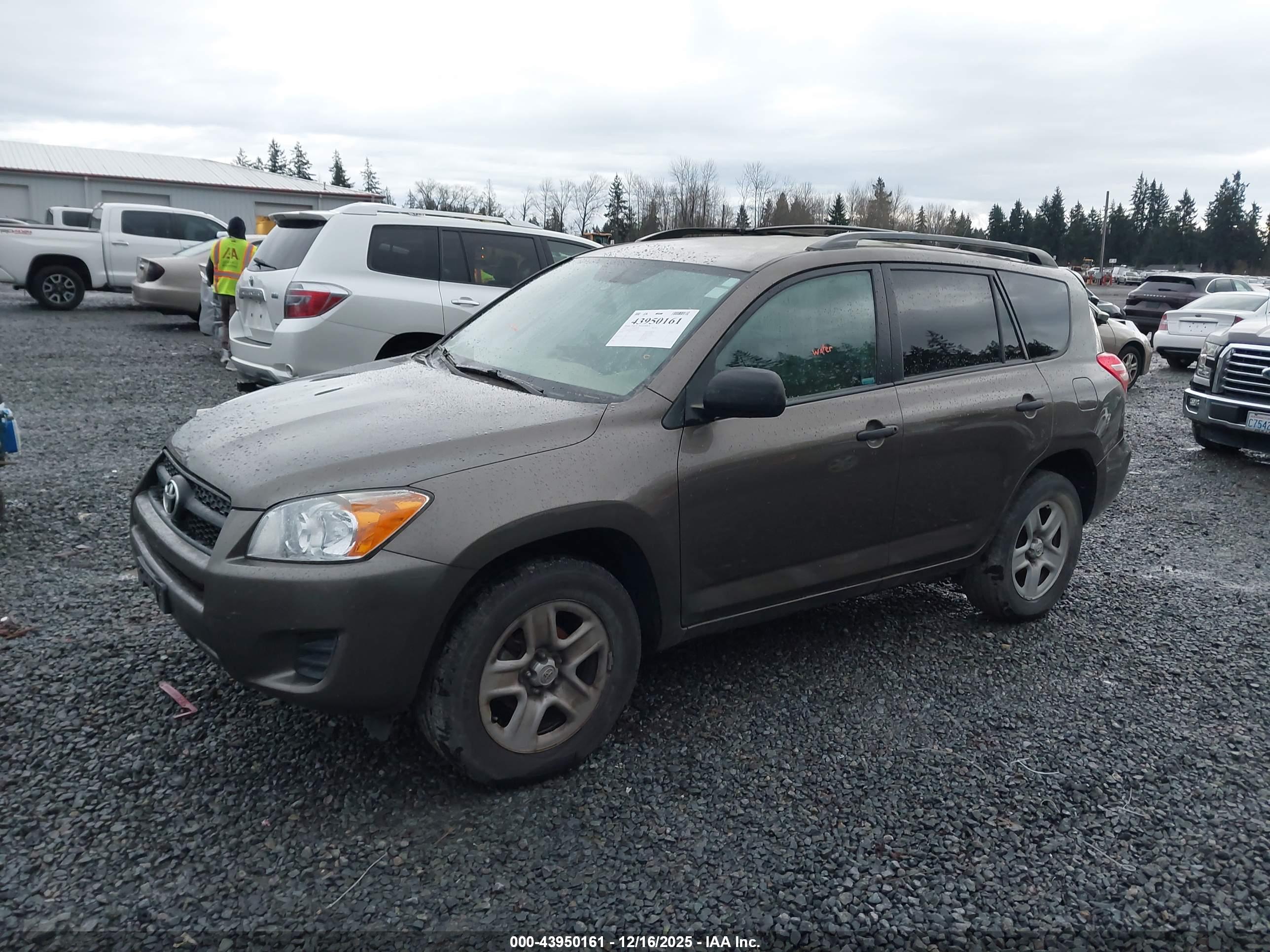 TOYOTA RAV4 image 2