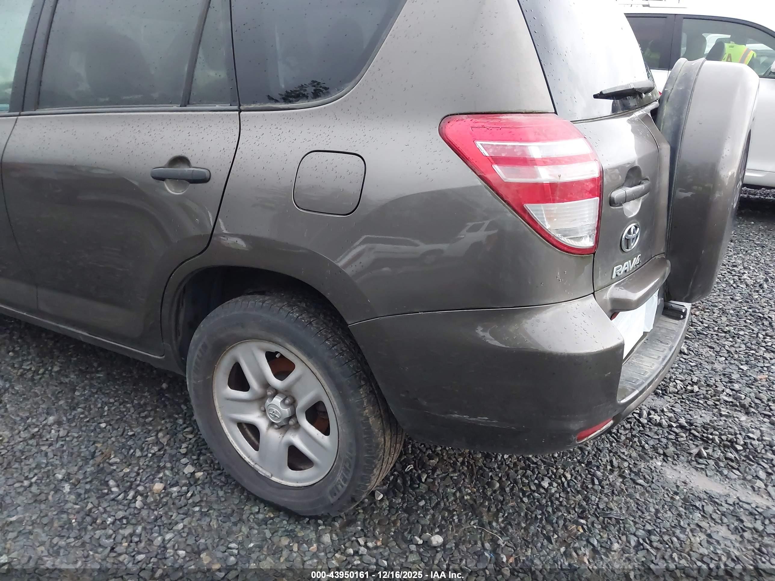 TOYOTA RAV4 image 6