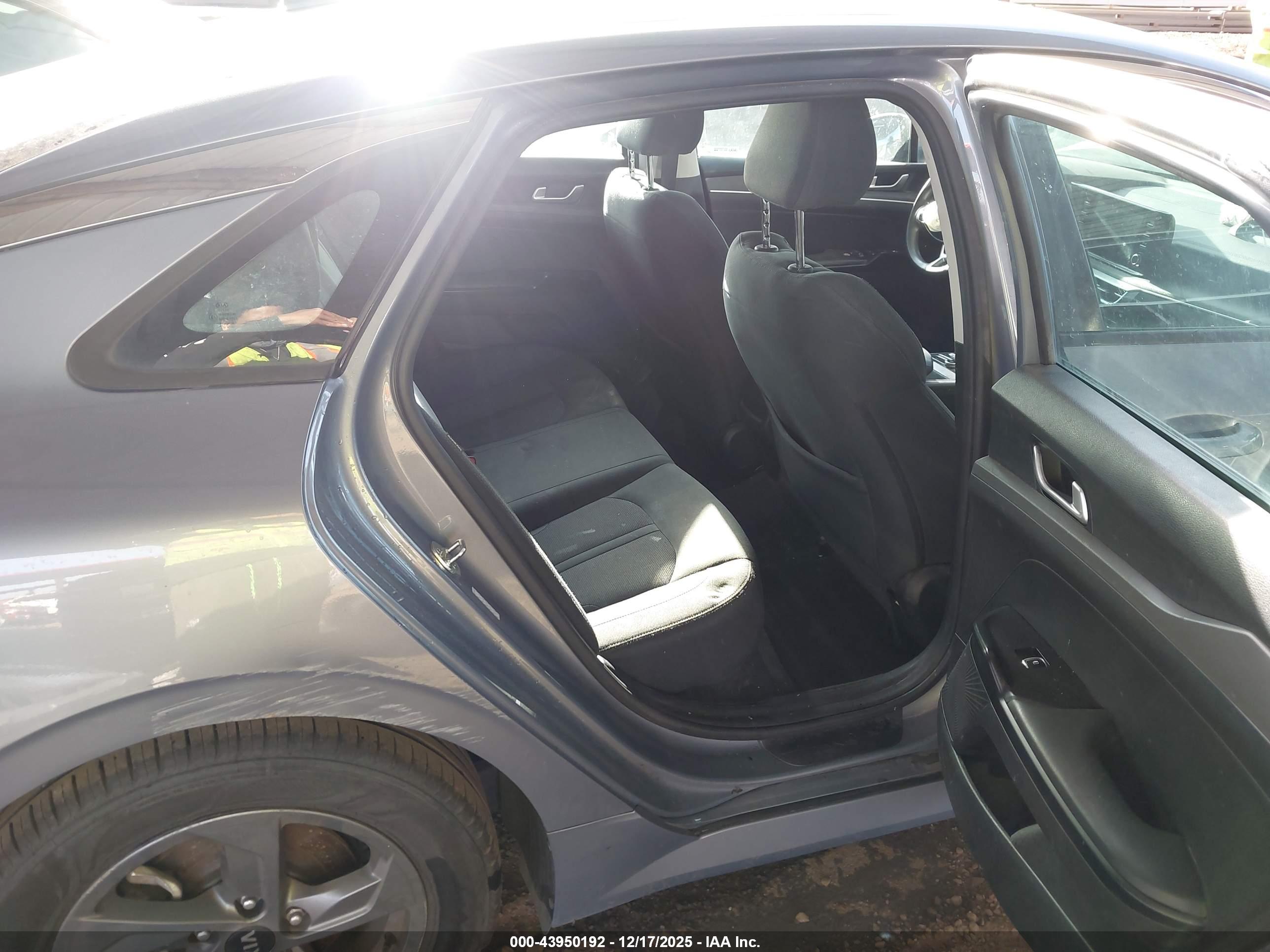 KIA K5 image 8