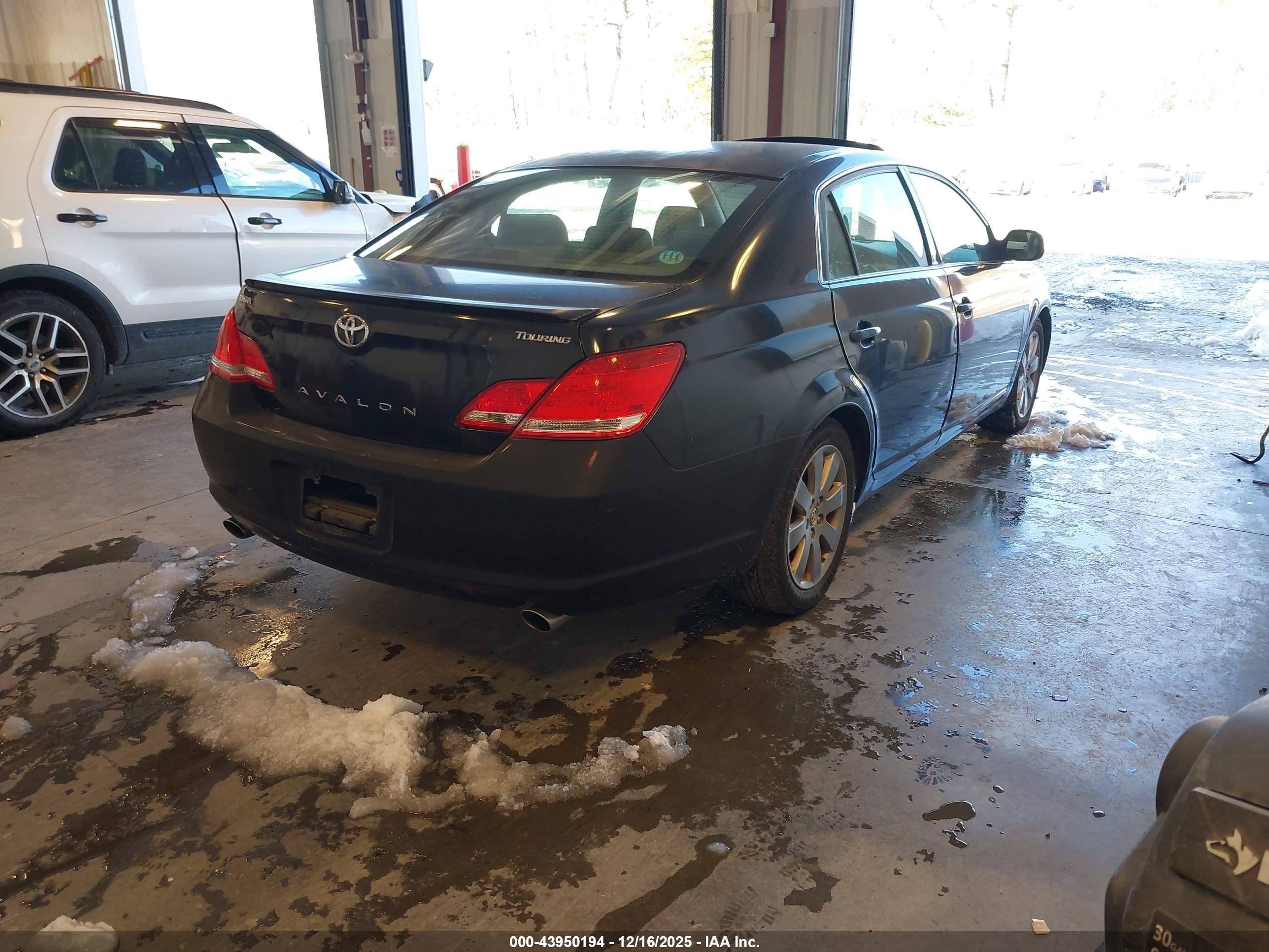 TOYOTA AVALON image 4