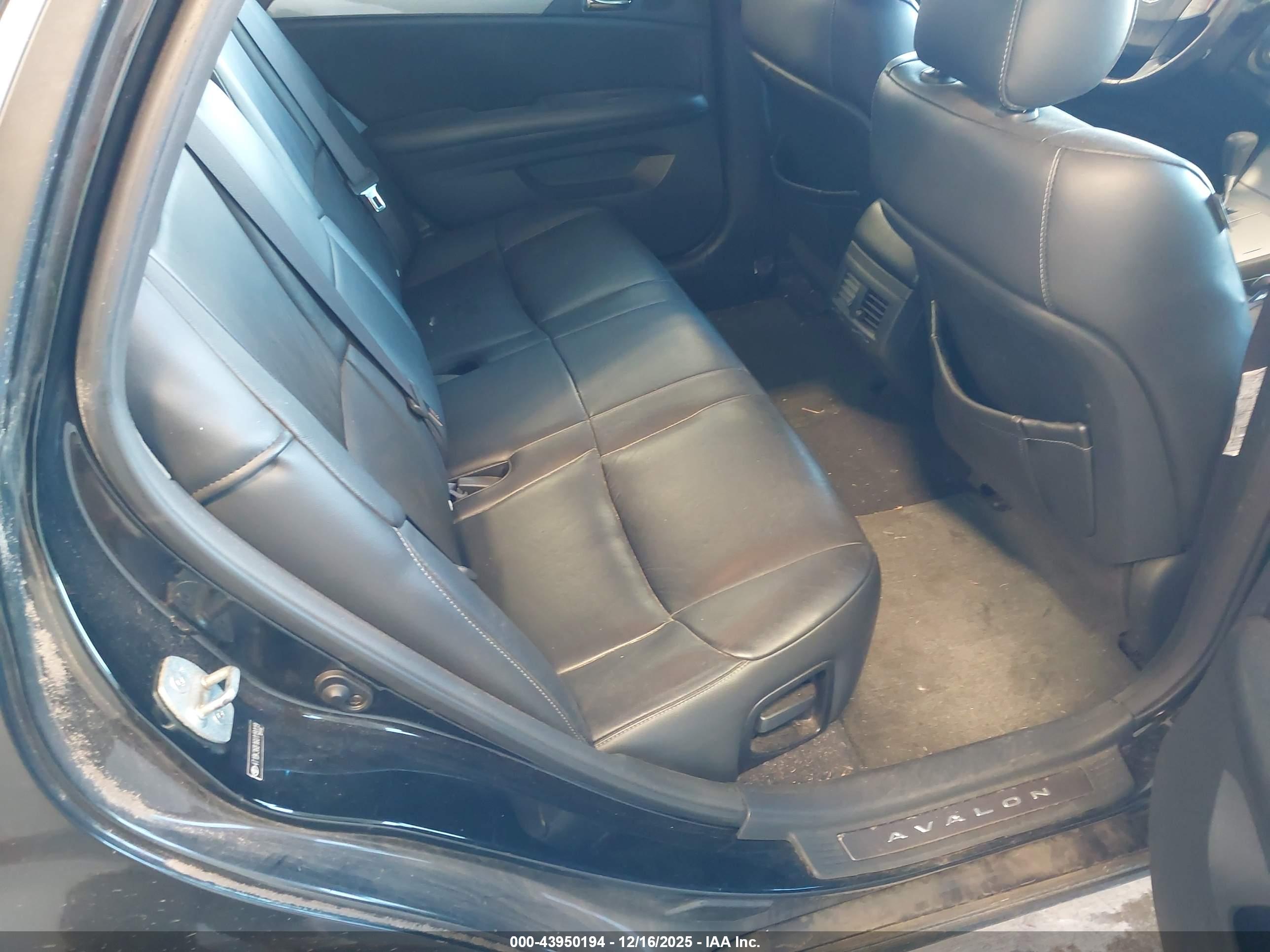 TOYOTA AVALON image 8