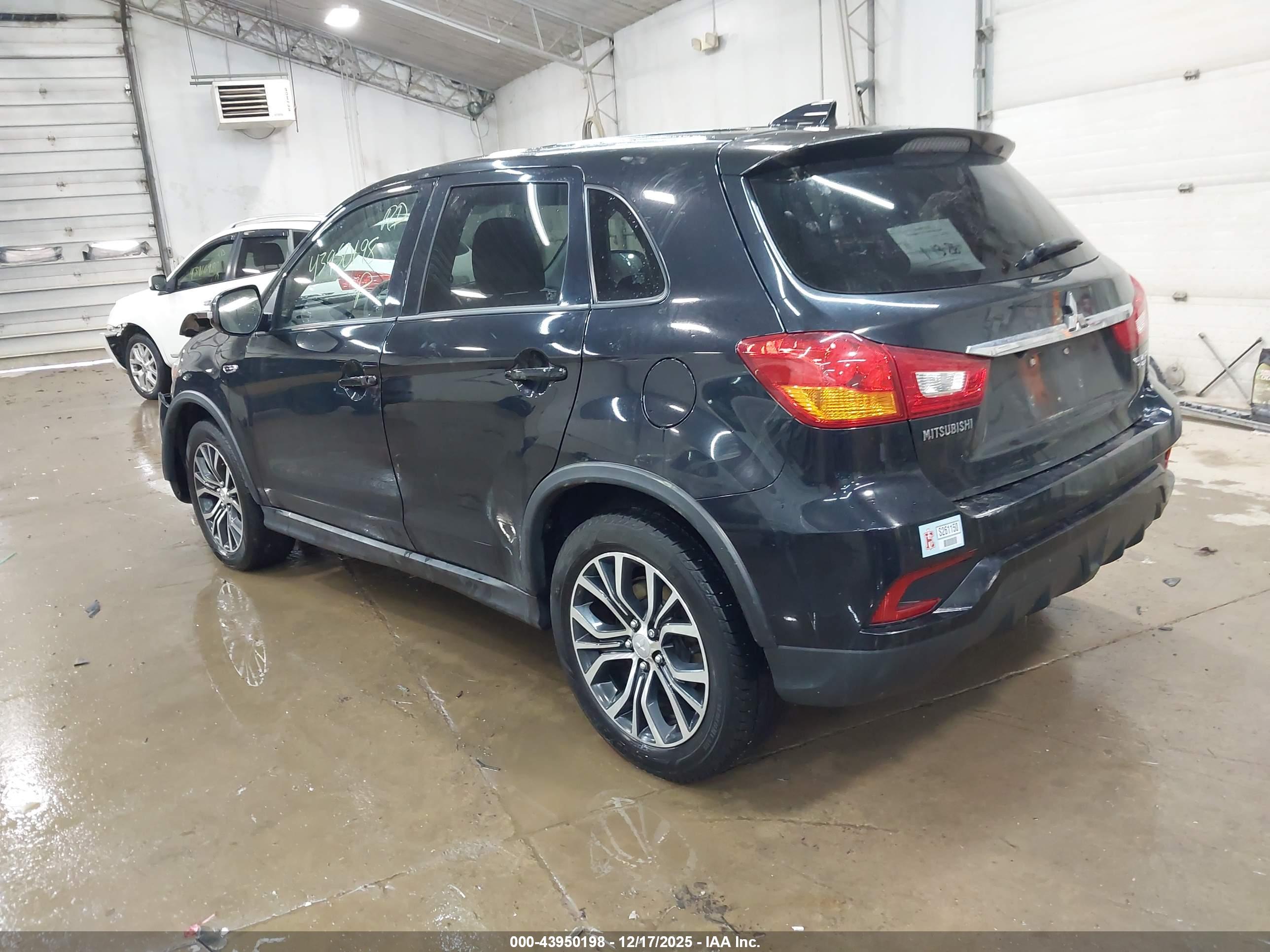 MITSUBISHI OUTLANDER image 3