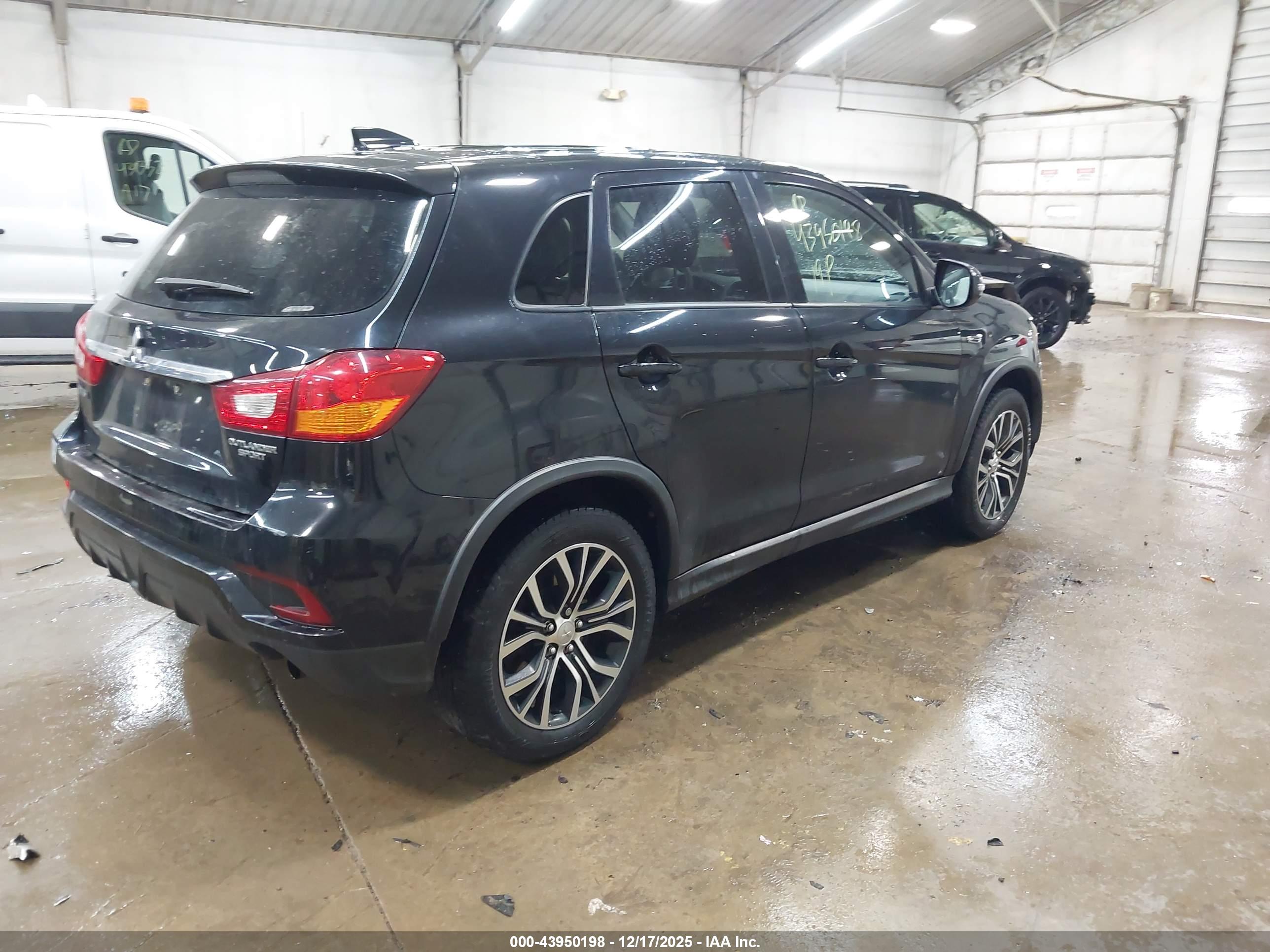 MITSUBISHI OUTLANDER image 4