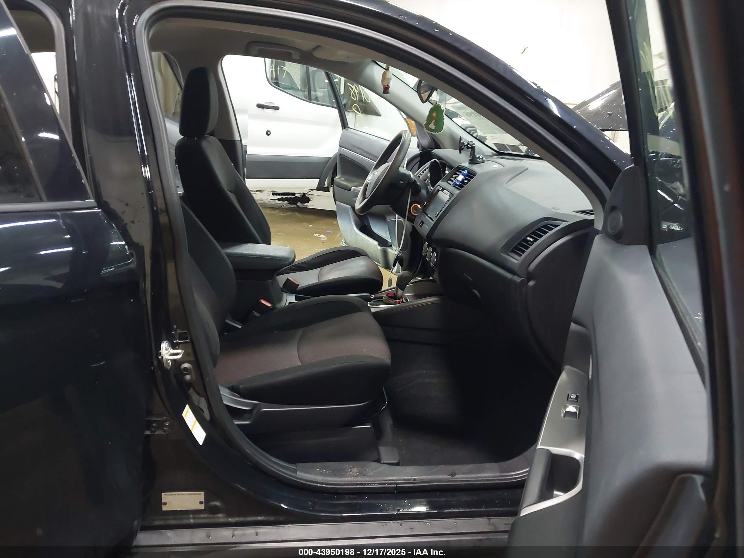 MITSUBISHI OUTLANDER image 5