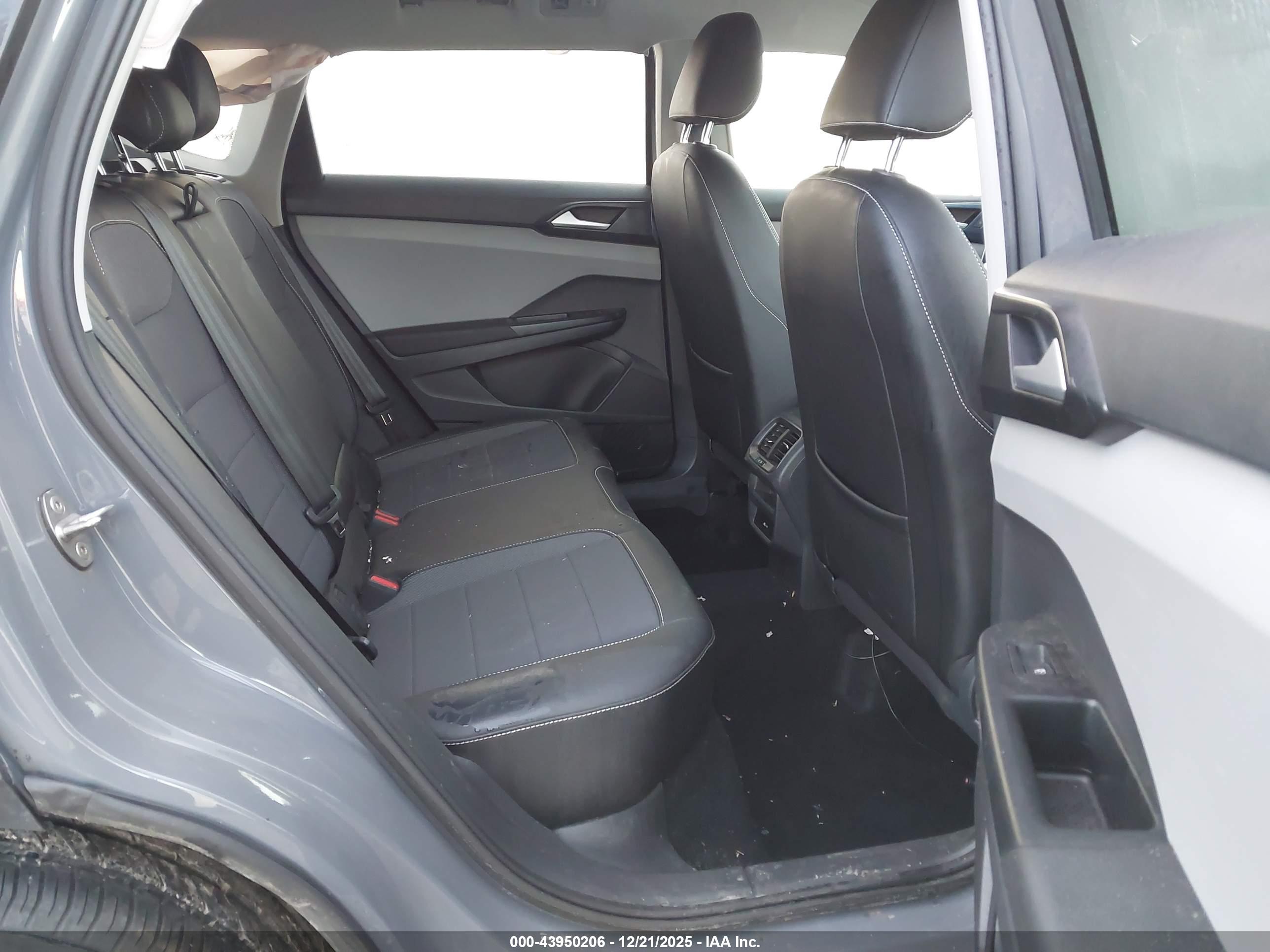 VOLKSWAGEN TAOS image 8