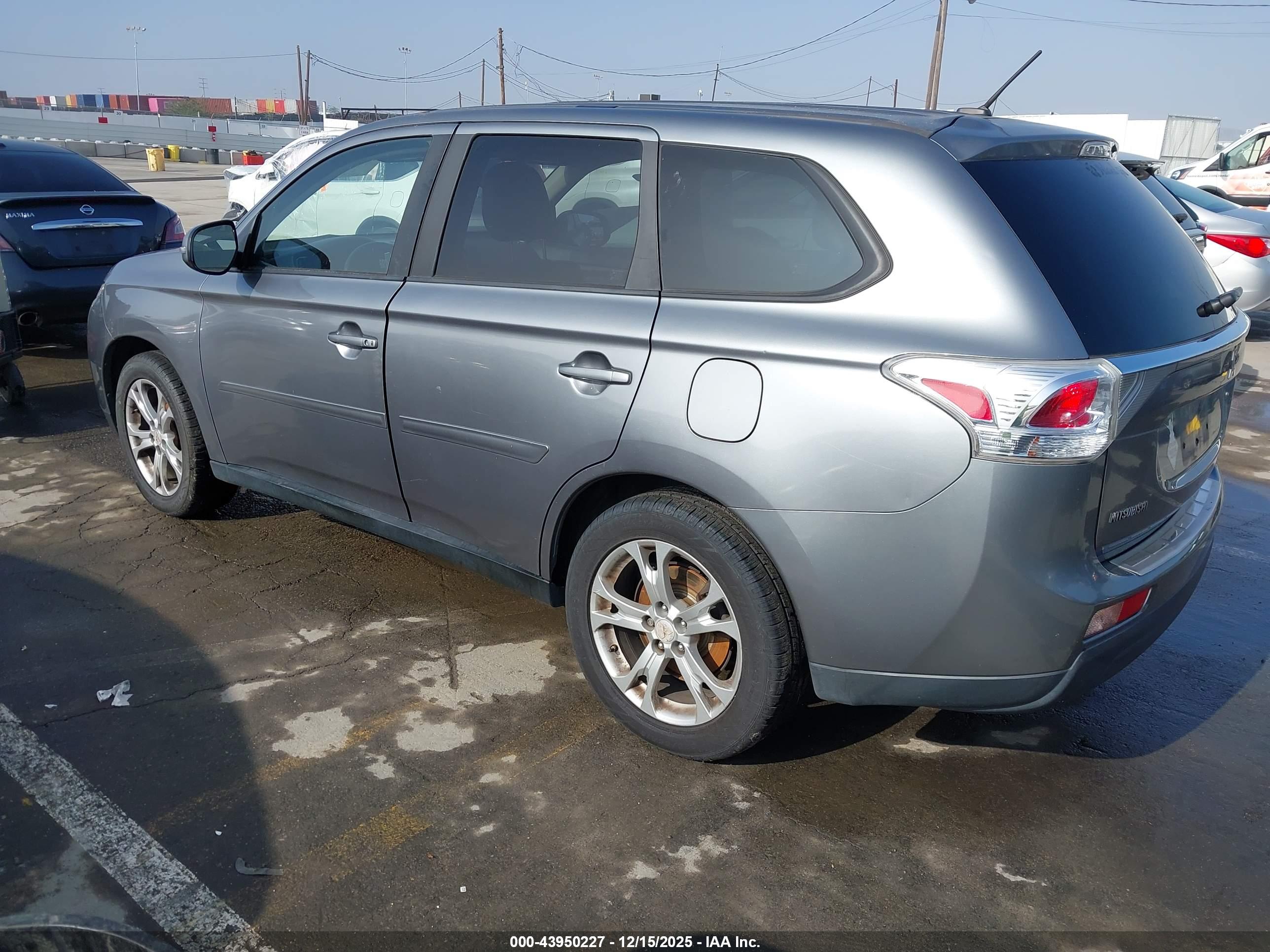 MITSUBISHI OUTLANDER image 3