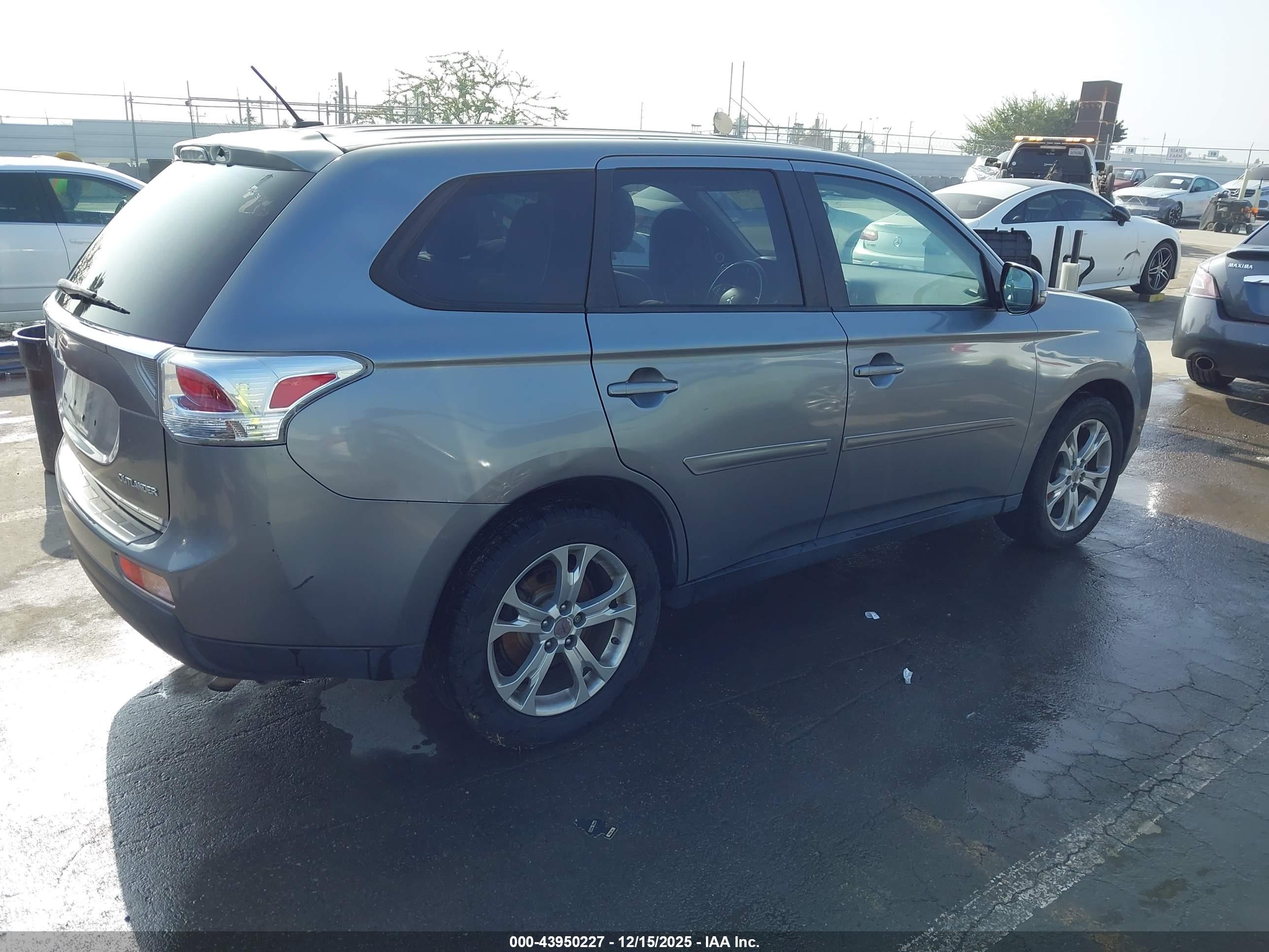 MITSUBISHI OUTLANDER image 4