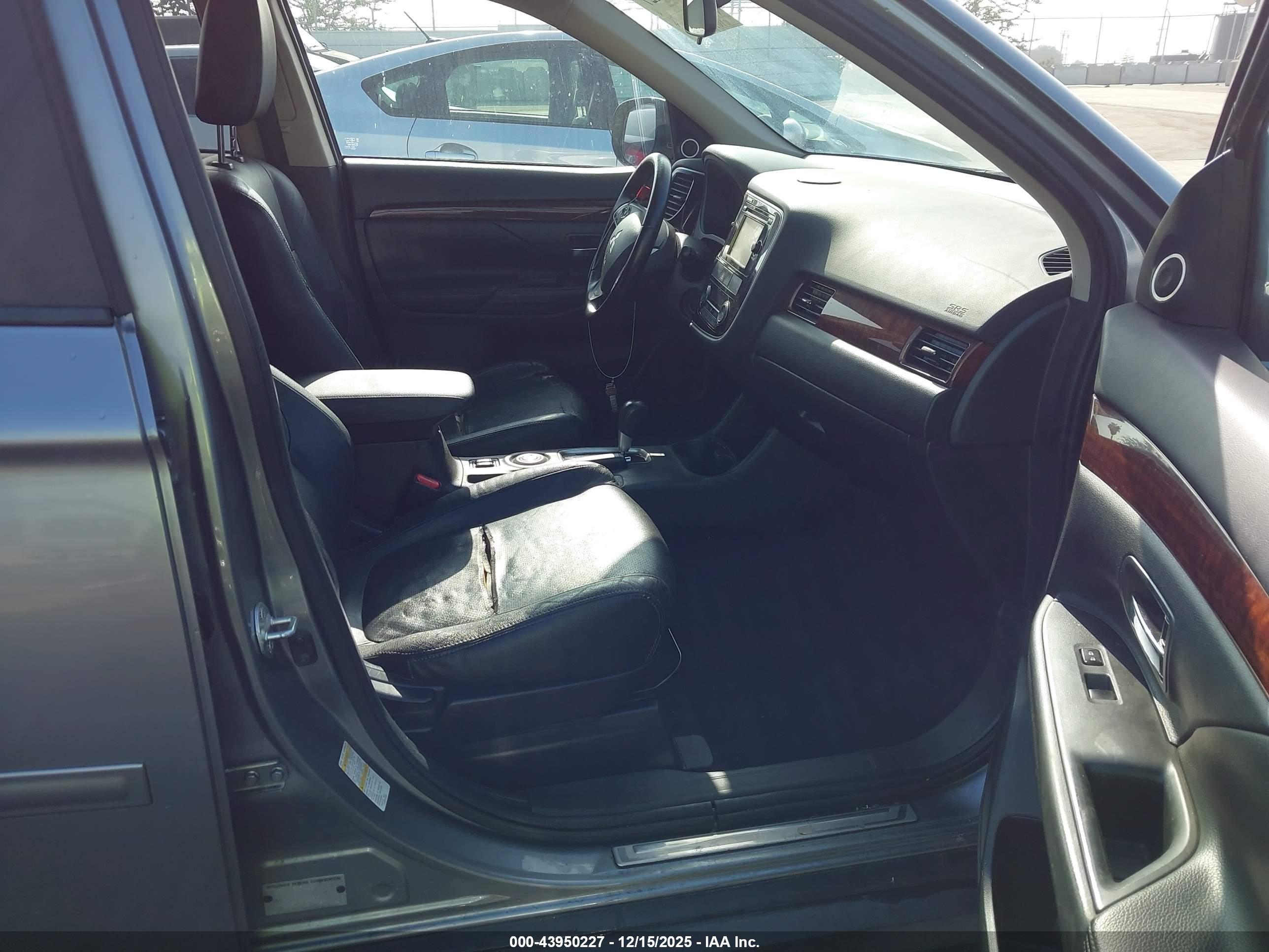 MITSUBISHI OUTLANDER image 5