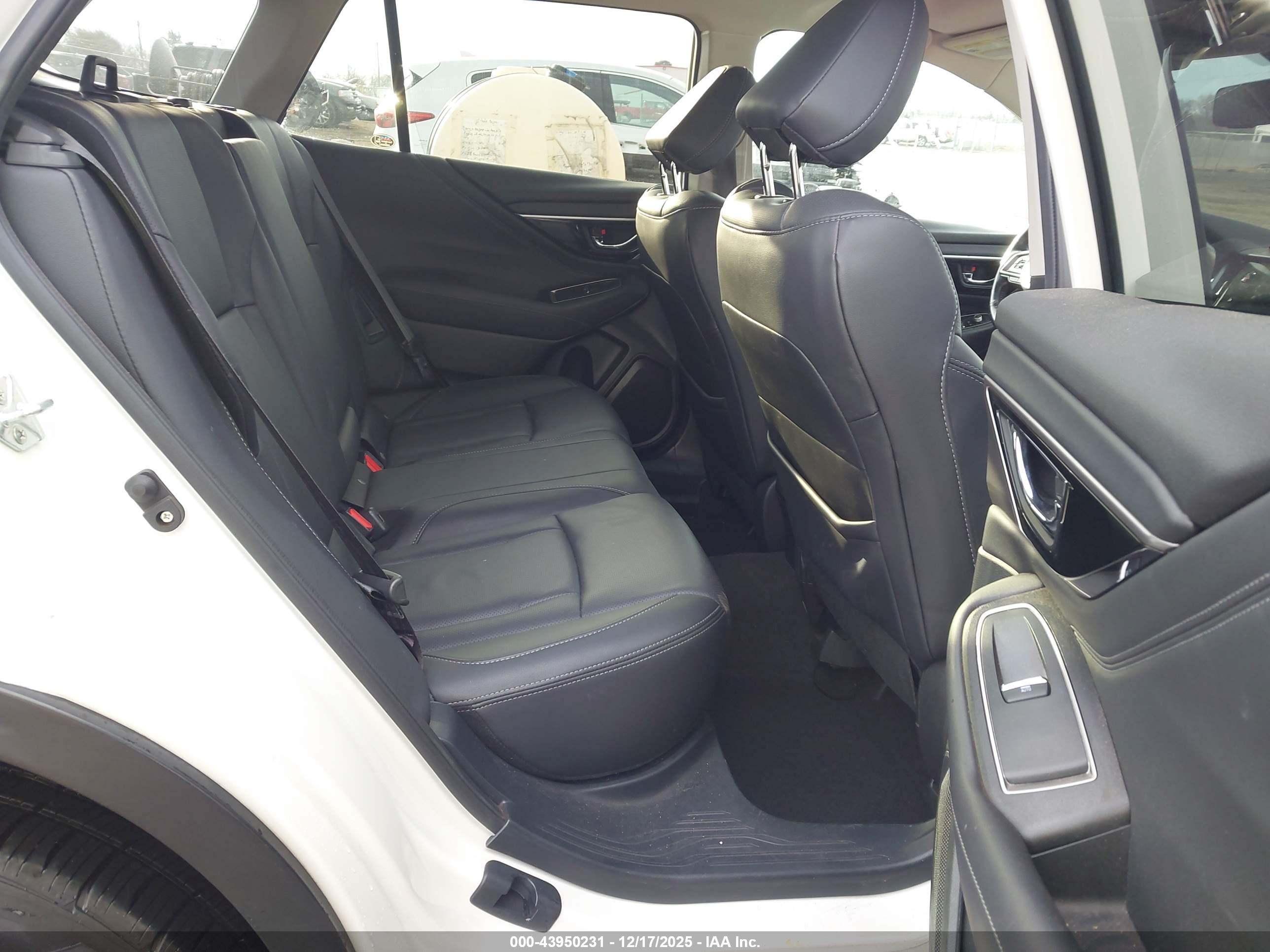SUBARU OUTBACK image 8