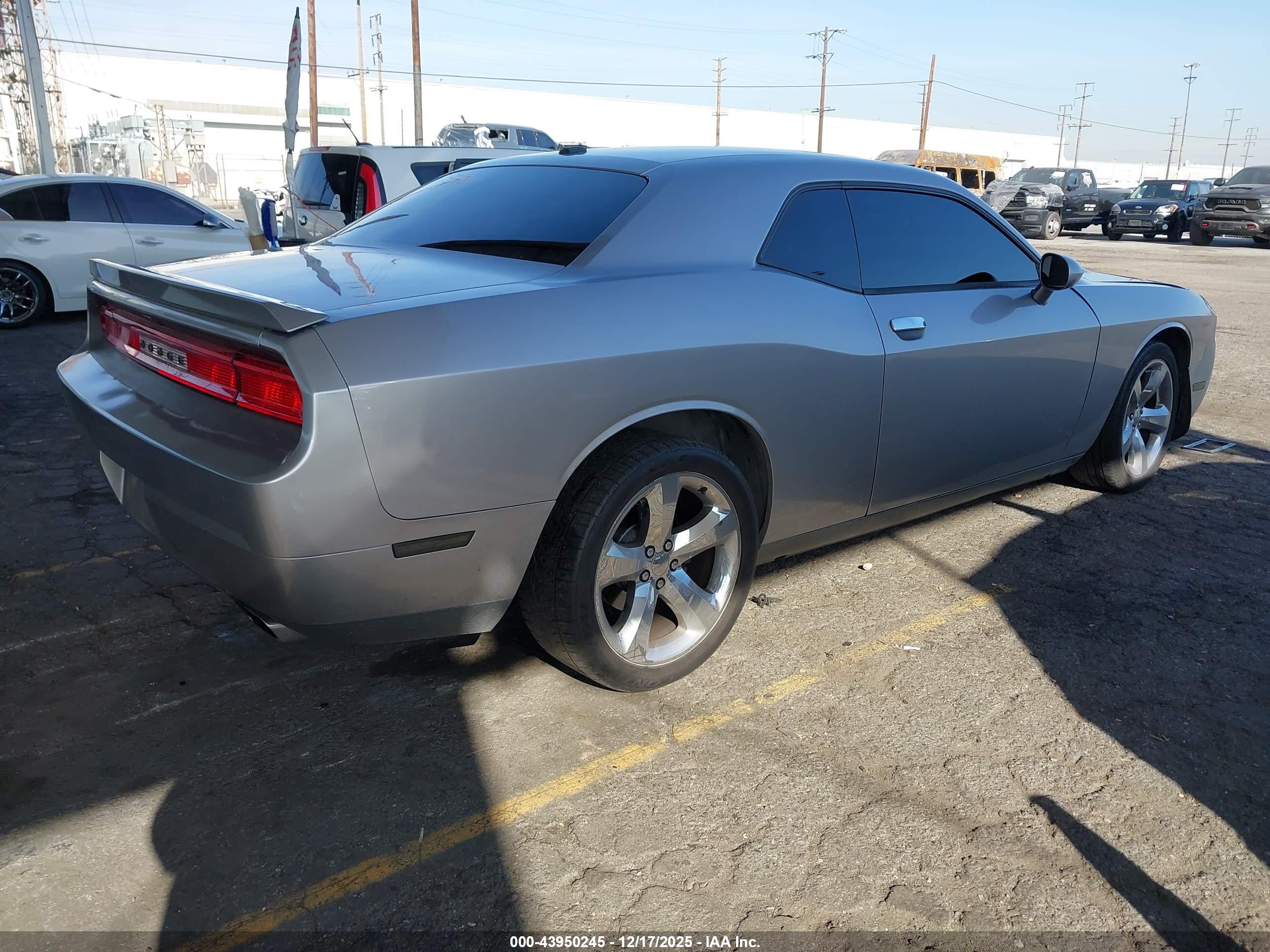 DODGE CHALLENGER image 4