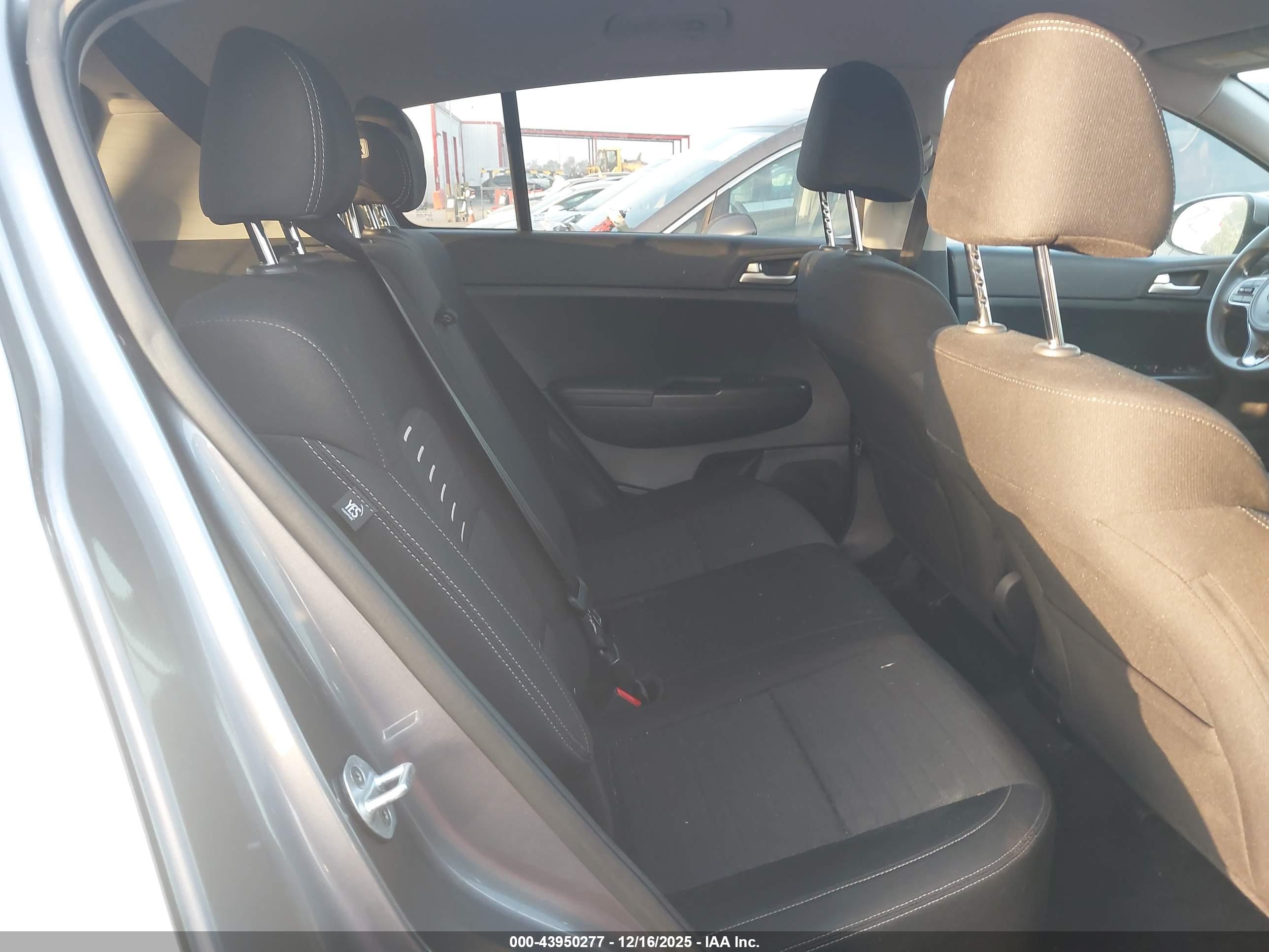 KIA SPORTAGE image 8