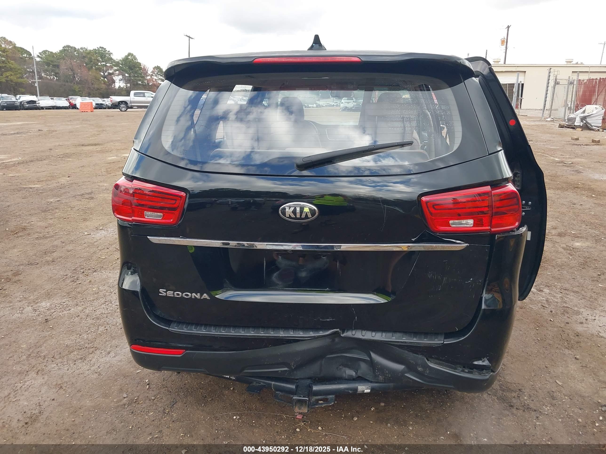 KIA SEDONA image 6