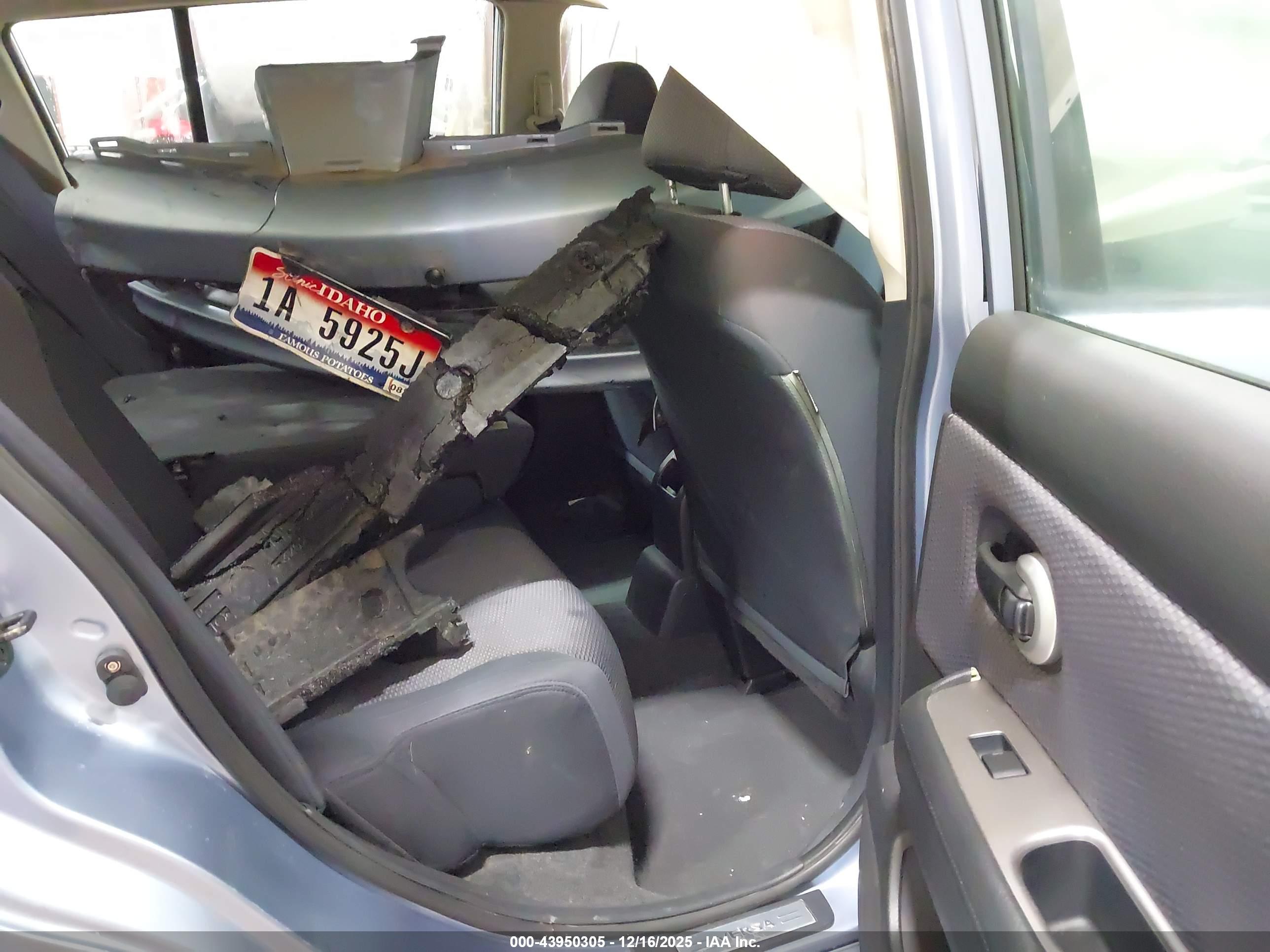 NISSAN VERSA image 8