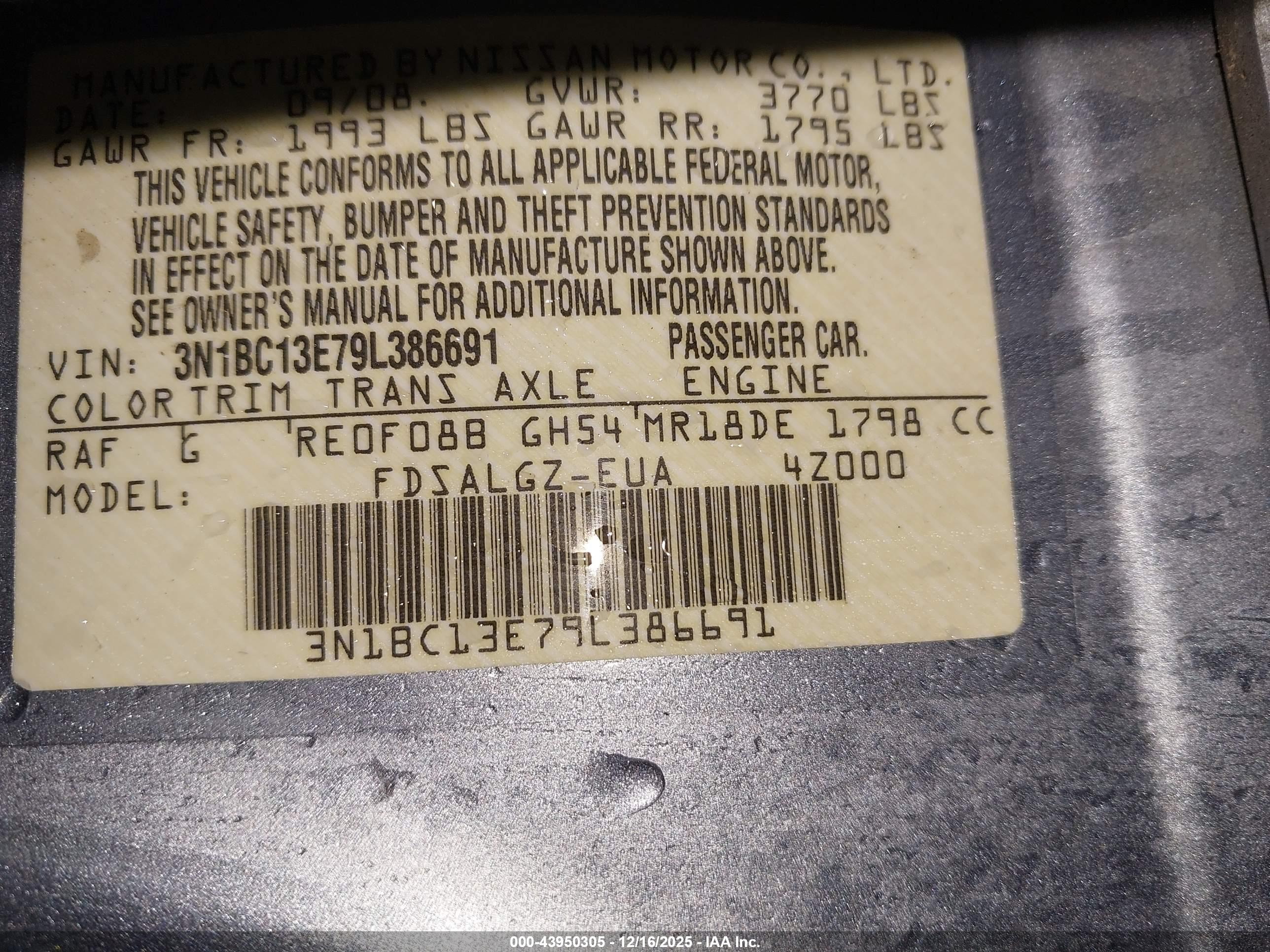 NISSAN VERSA image 9