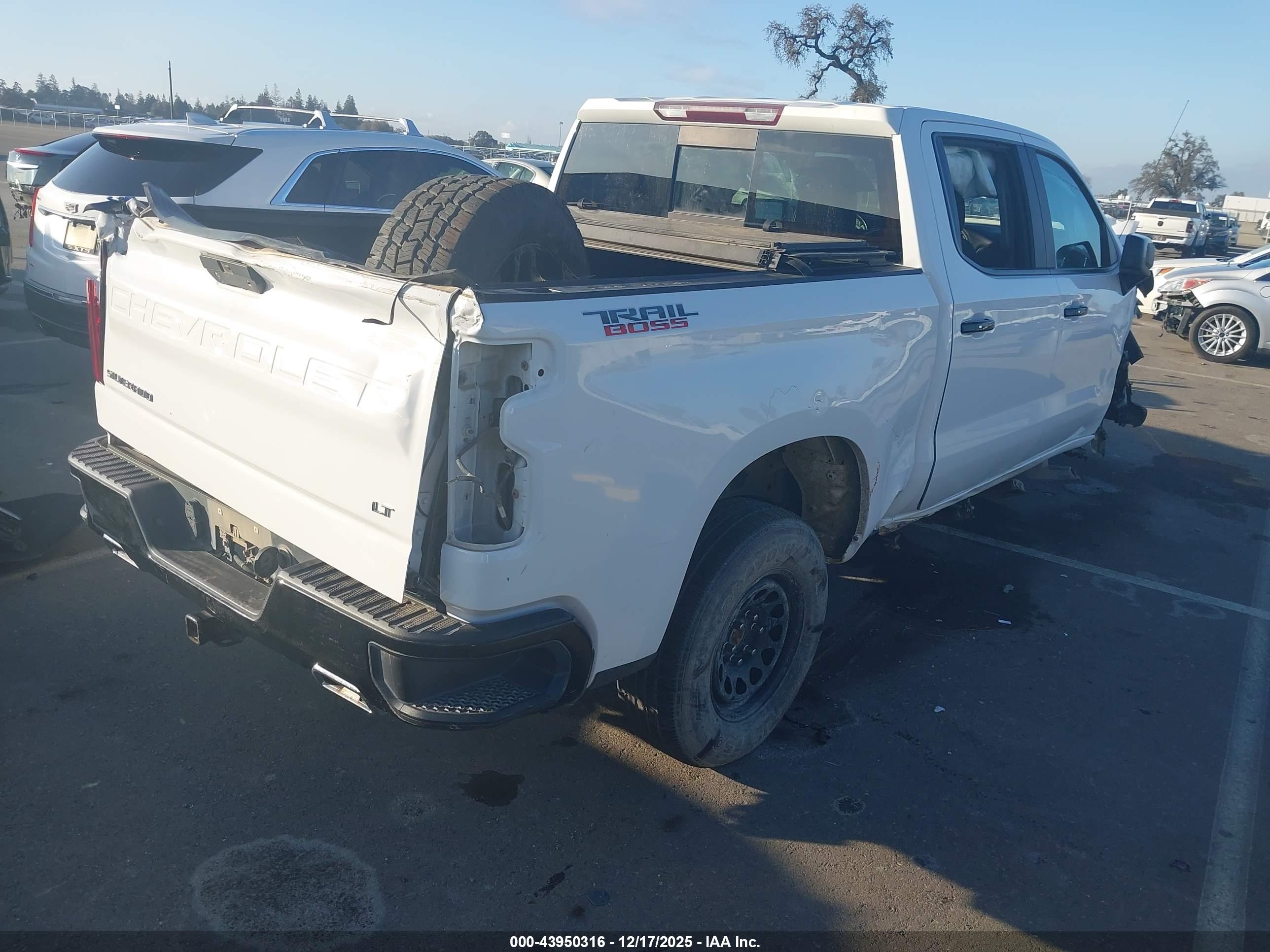 CHEVROLET SILVERADO image 4