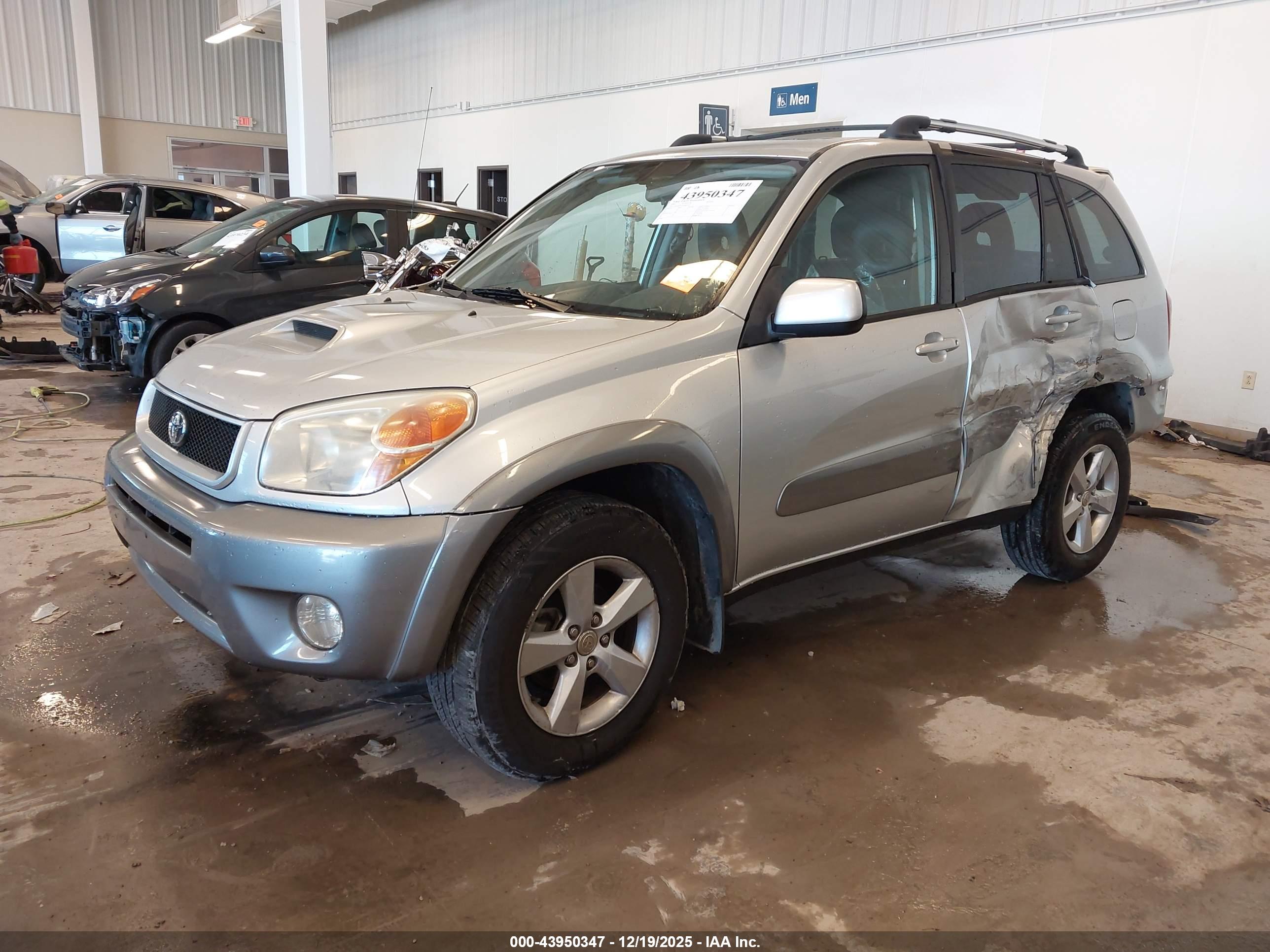 TOYOTA RAV4 image 2