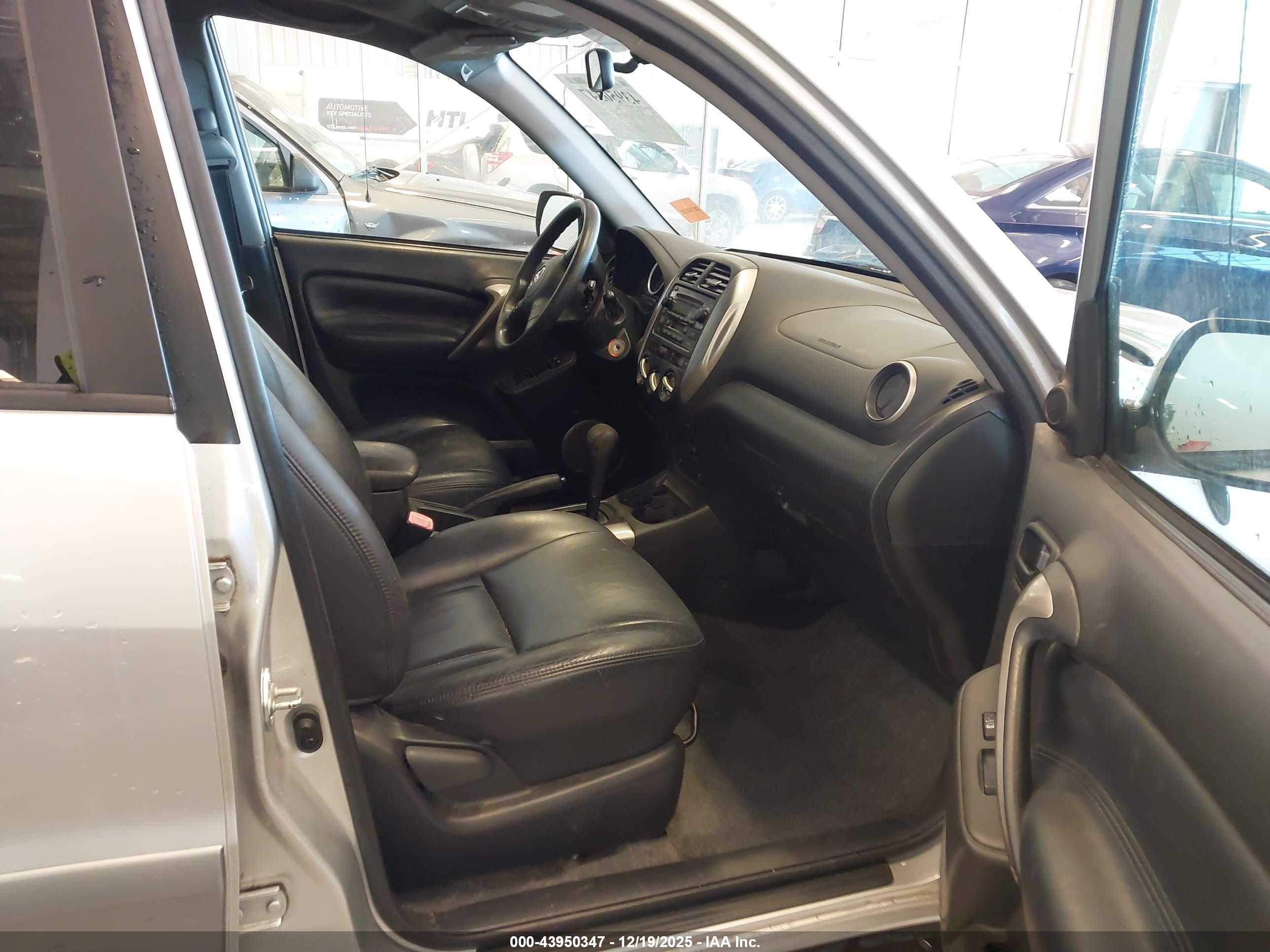 TOYOTA RAV4 image 5
