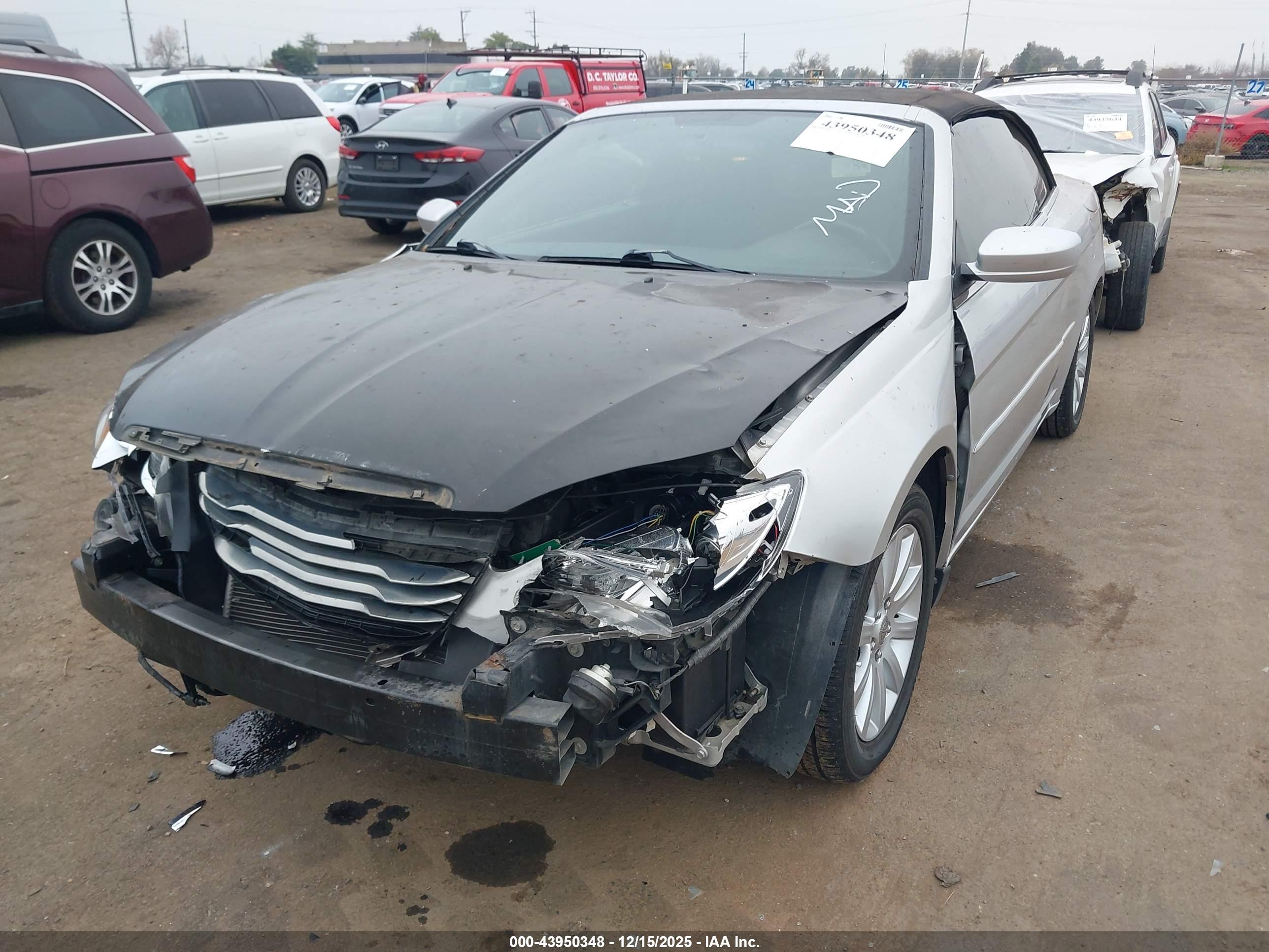 CHRYSLER 200 image 2