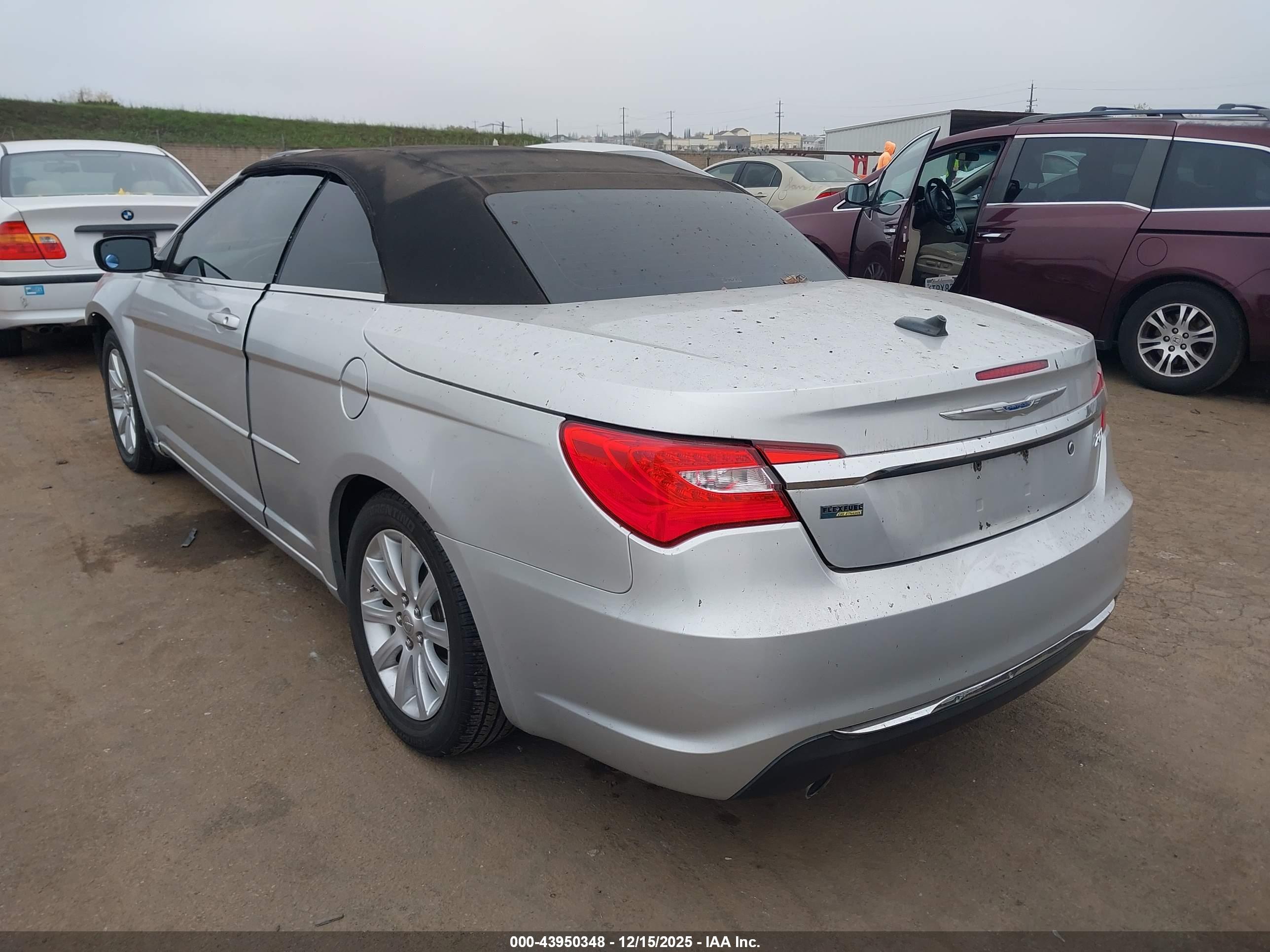 CHRYSLER 200 image 3