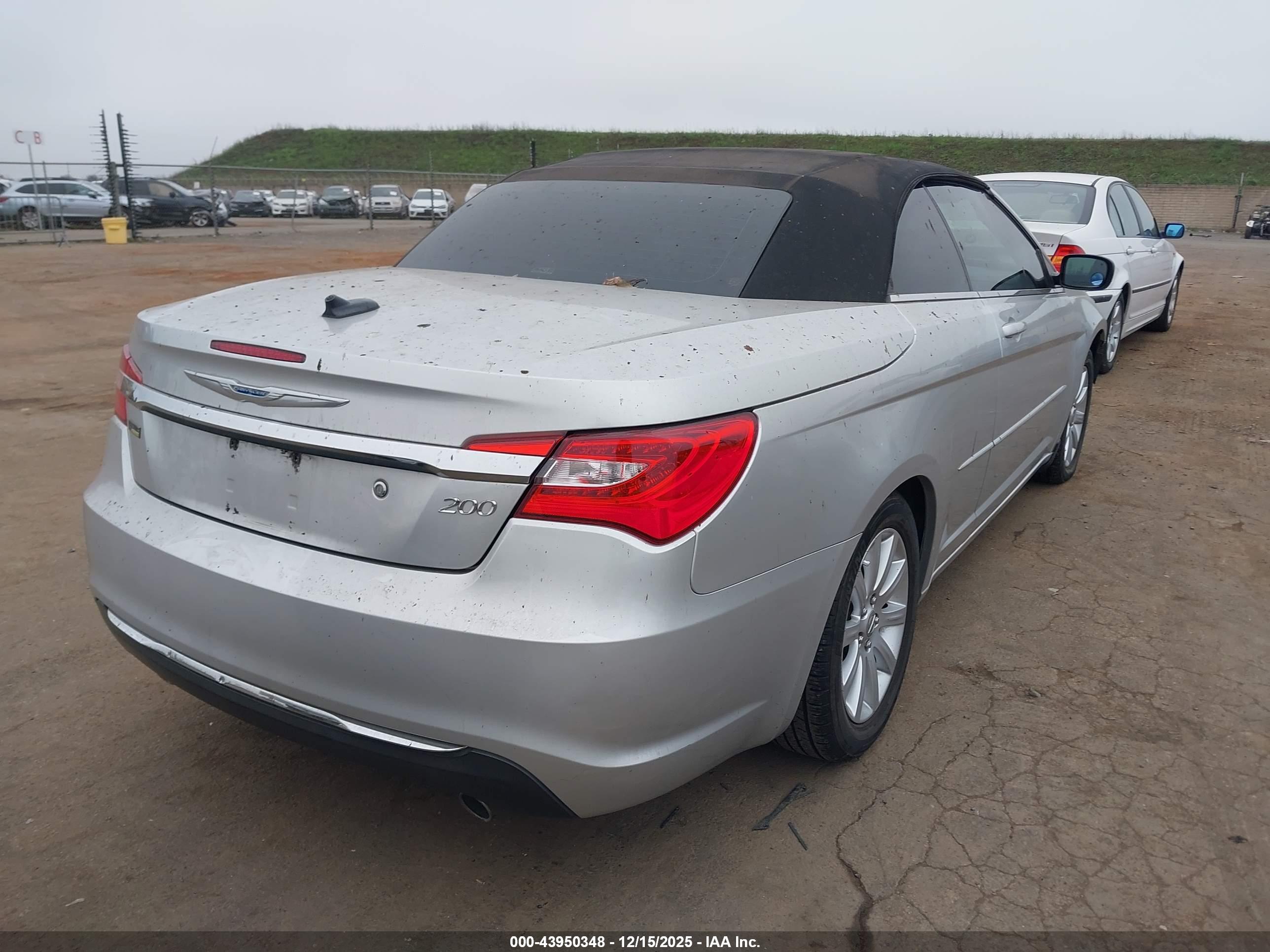 CHRYSLER 200 image 4