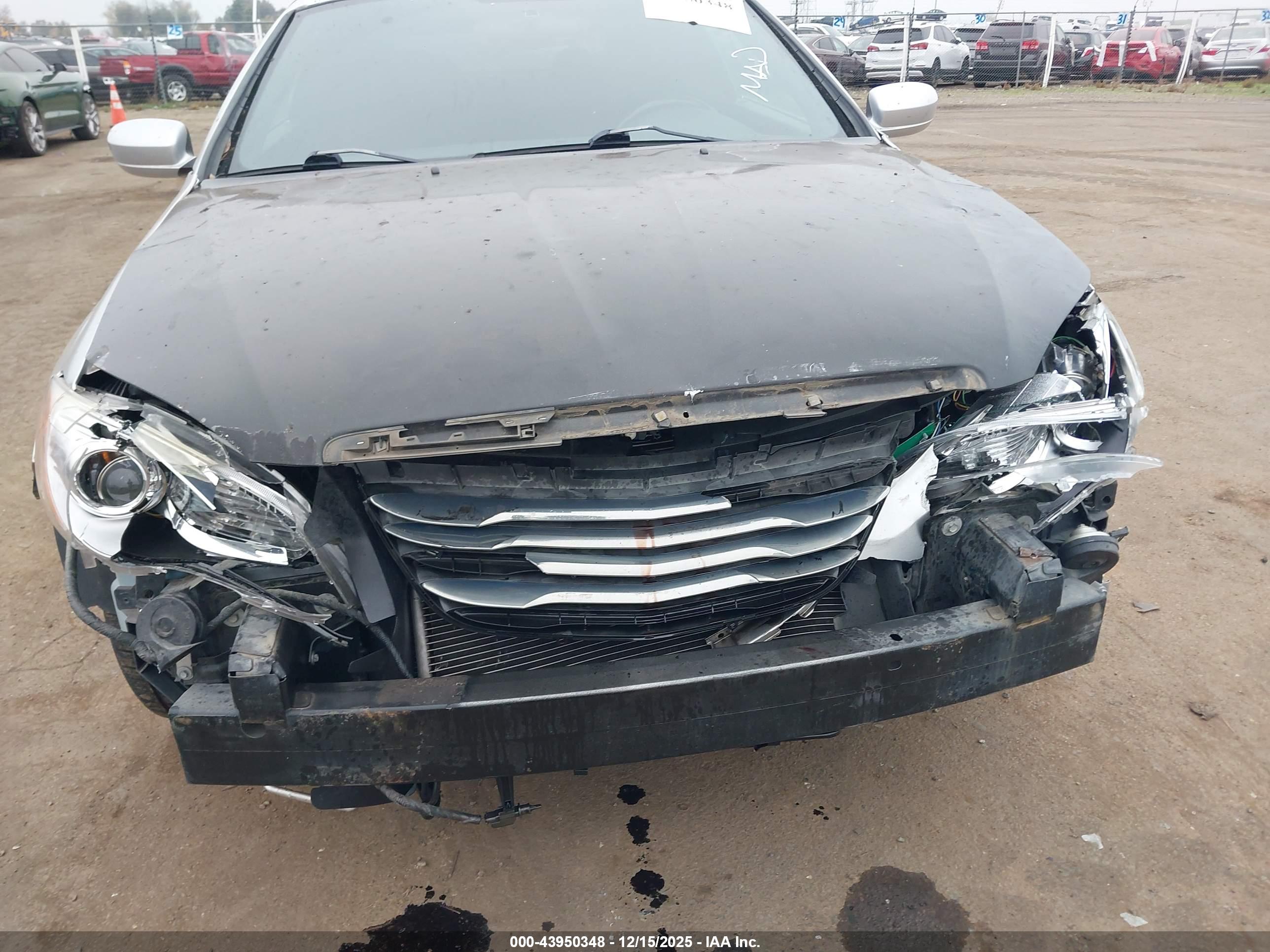 CHRYSLER 200 image 6